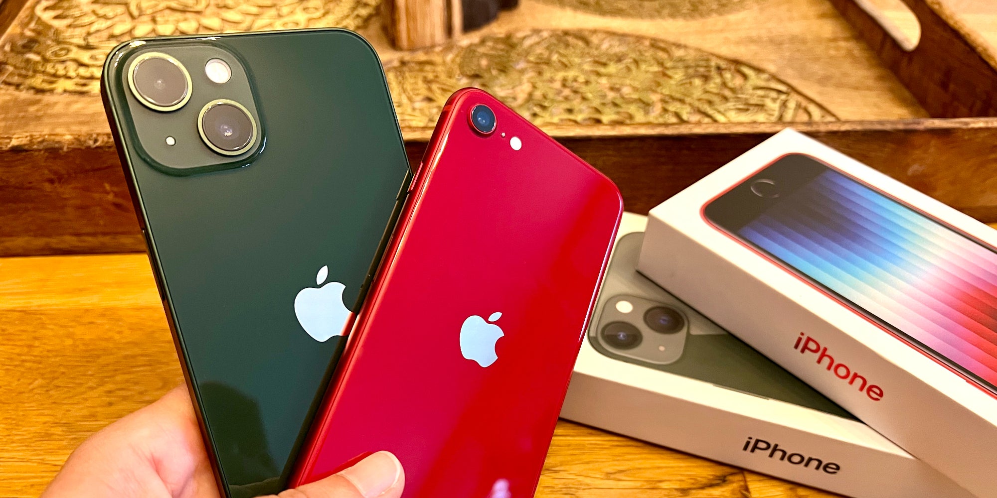 L'iPhone 13, ici dans son nouveau coloris vert, et l'iPhone SE 3, version (PRODUCT)RED.