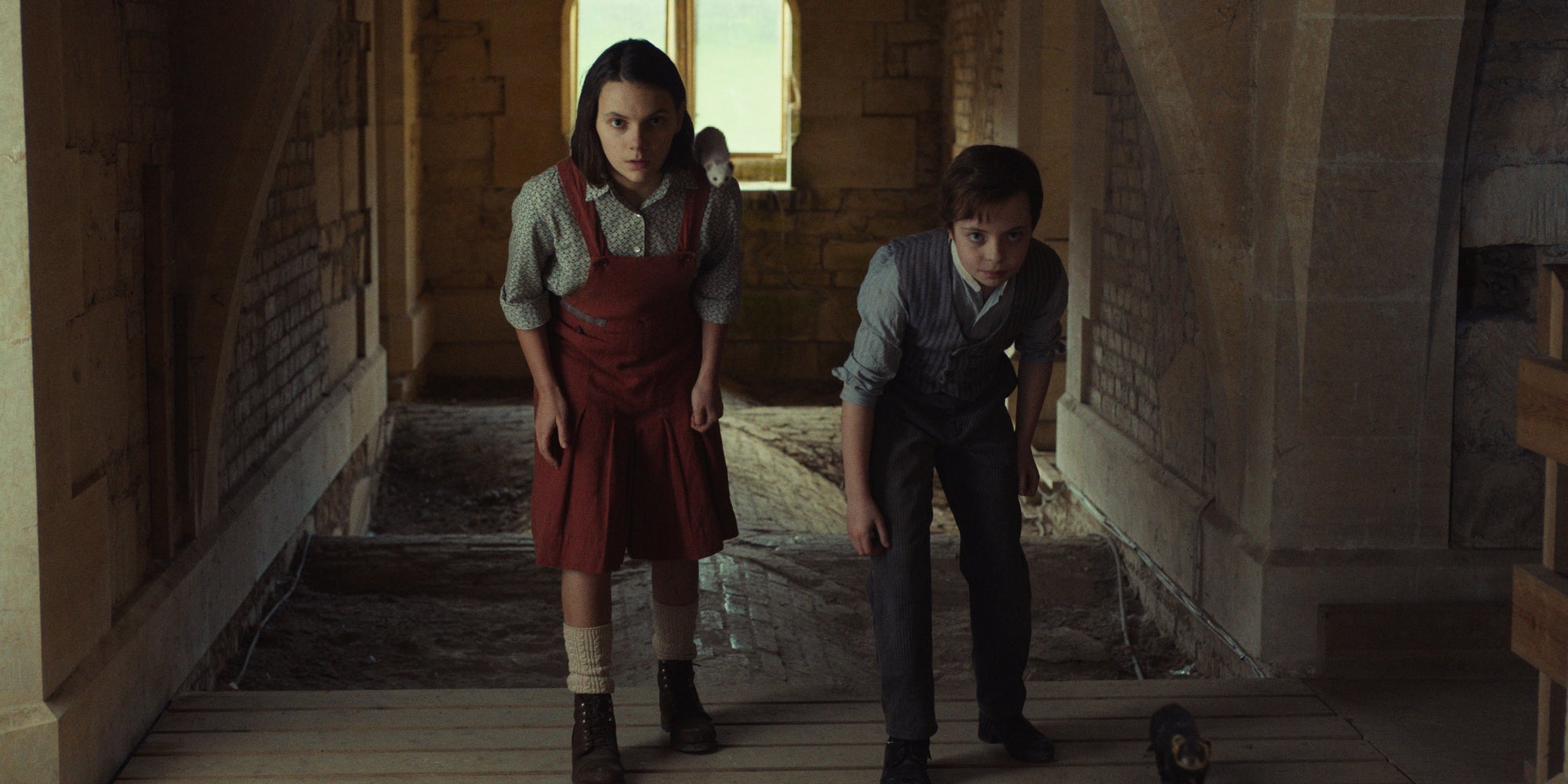 Lyra et Roger dans "His Dark Materials" sur OCS.