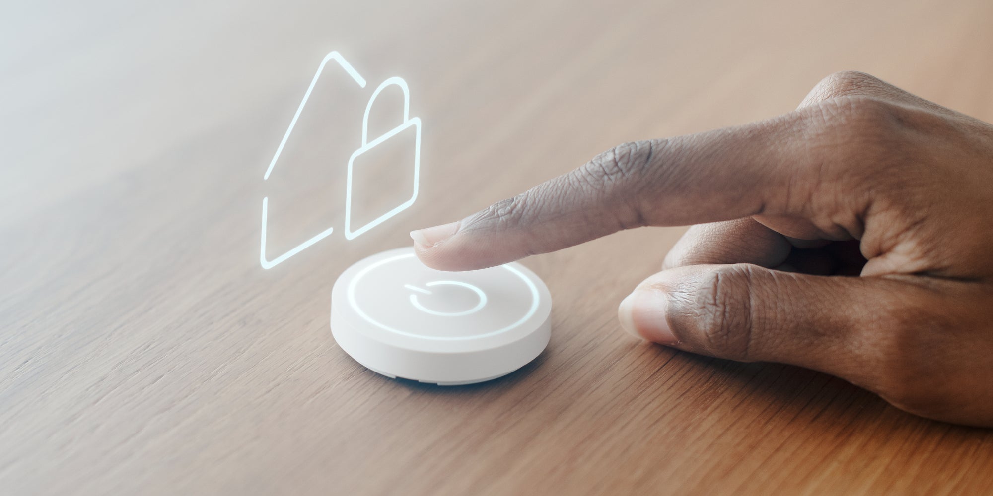 Avec l'option sans engagement Maison Sécurisée de SFR, vous gardez la main sur la protection en votre absence de votre logement.