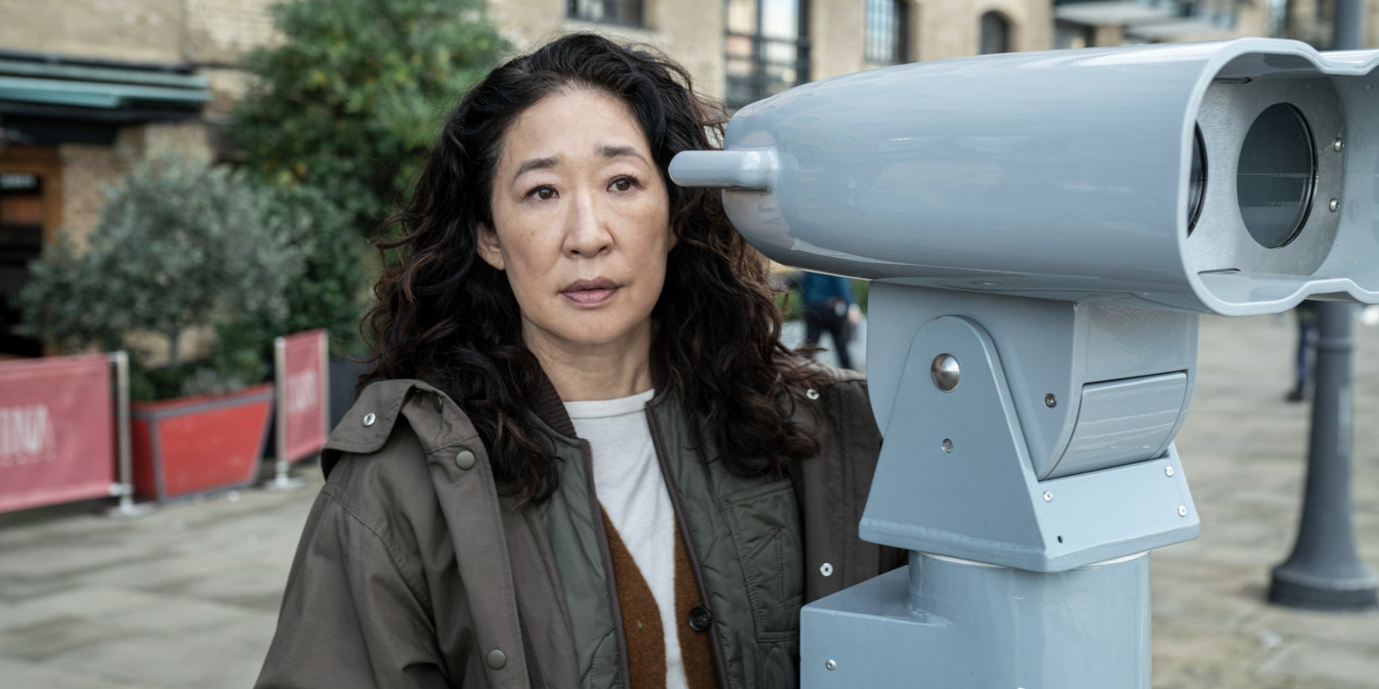 Sandra Oh incarne Eve Polastri dans les quatre saisons de "Killing Eve", désormais disponibles sur Netflix ! 