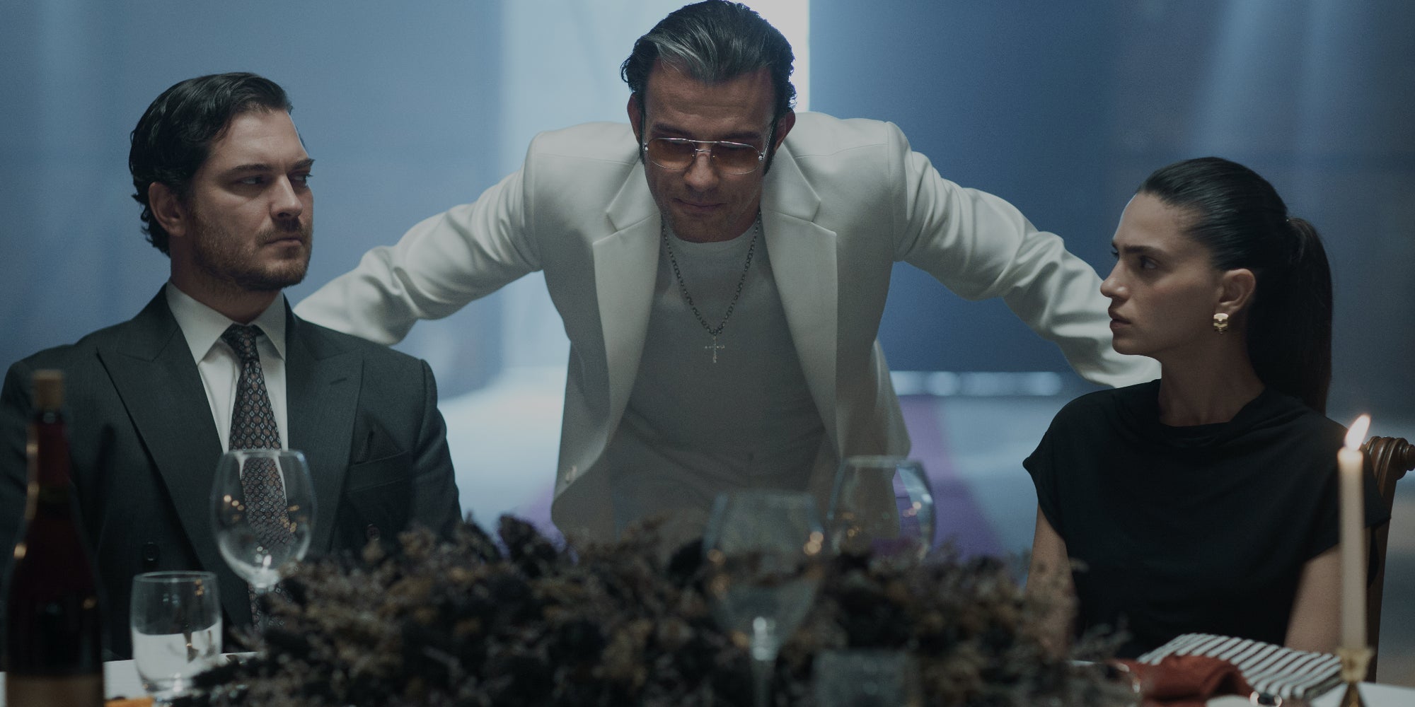 Çağatay Ulusoy, Salih Bademci et Şifanur Gül dans la saison 3 de la série "Le Tailleur" (Terzi). 