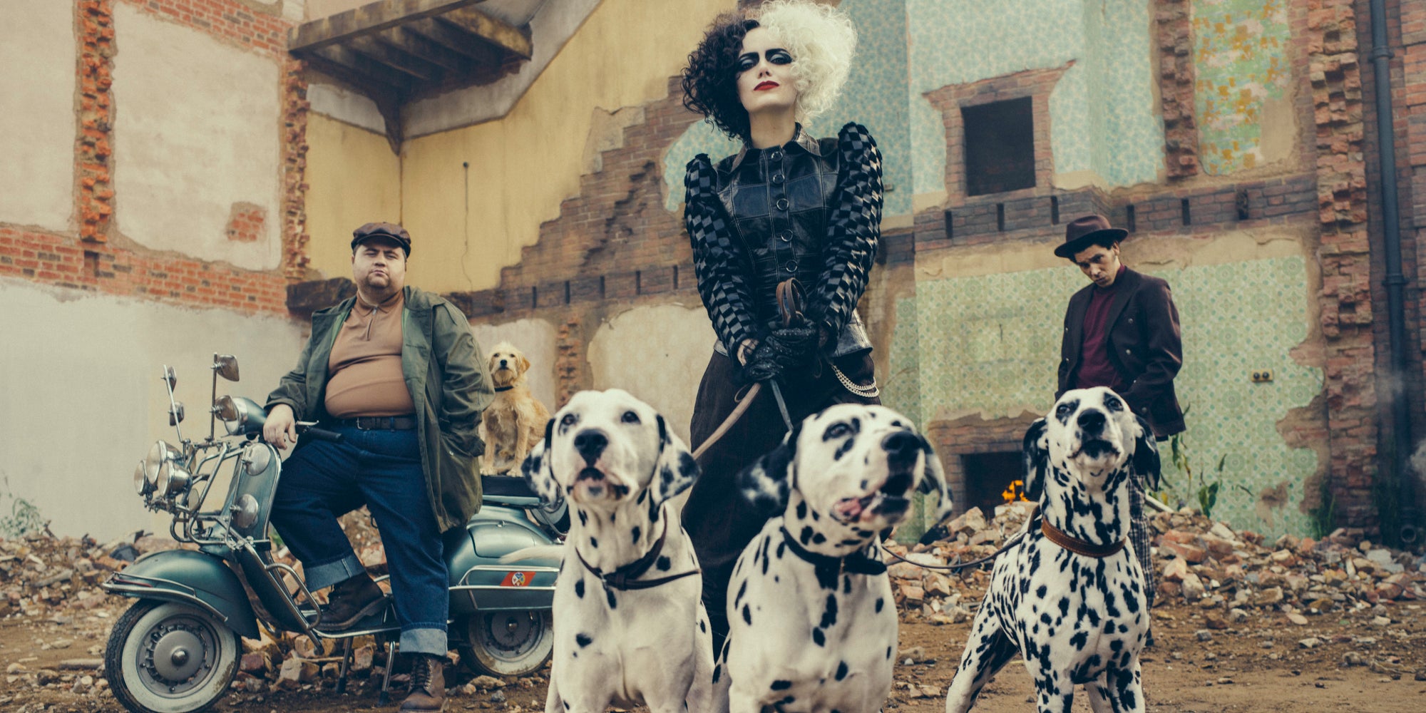 Paul Walter Hauser et Joel Fry jouent les hommes de main d'Emma Stone dans "Cruella".