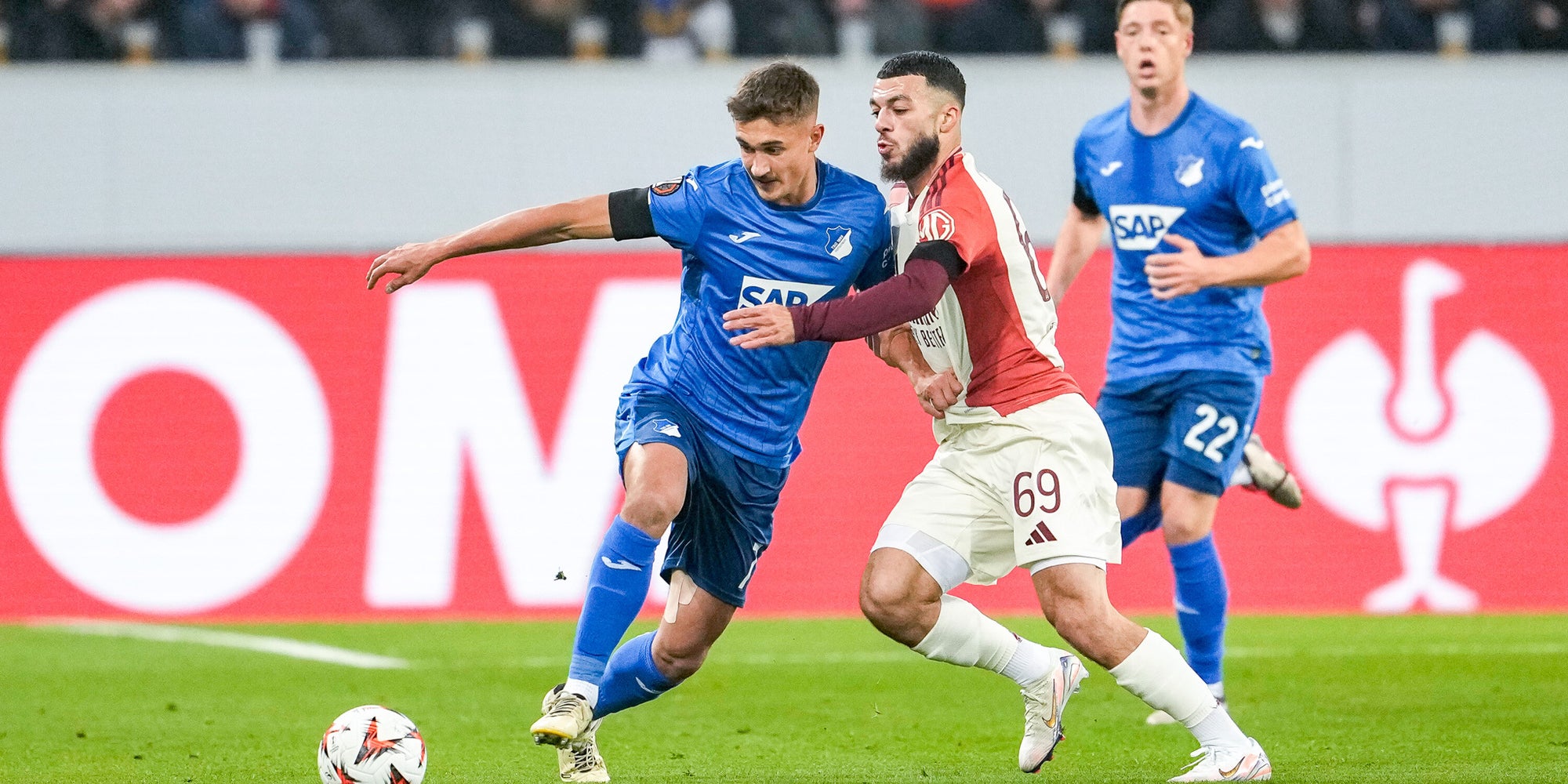 Tom Bischof (Hoffenheim) et Georges Mikautadze (Lyon) au duel lors de Hoffenheim - OL, le 7 novembre 2024 à la PreZero Arena (Sinsheim).