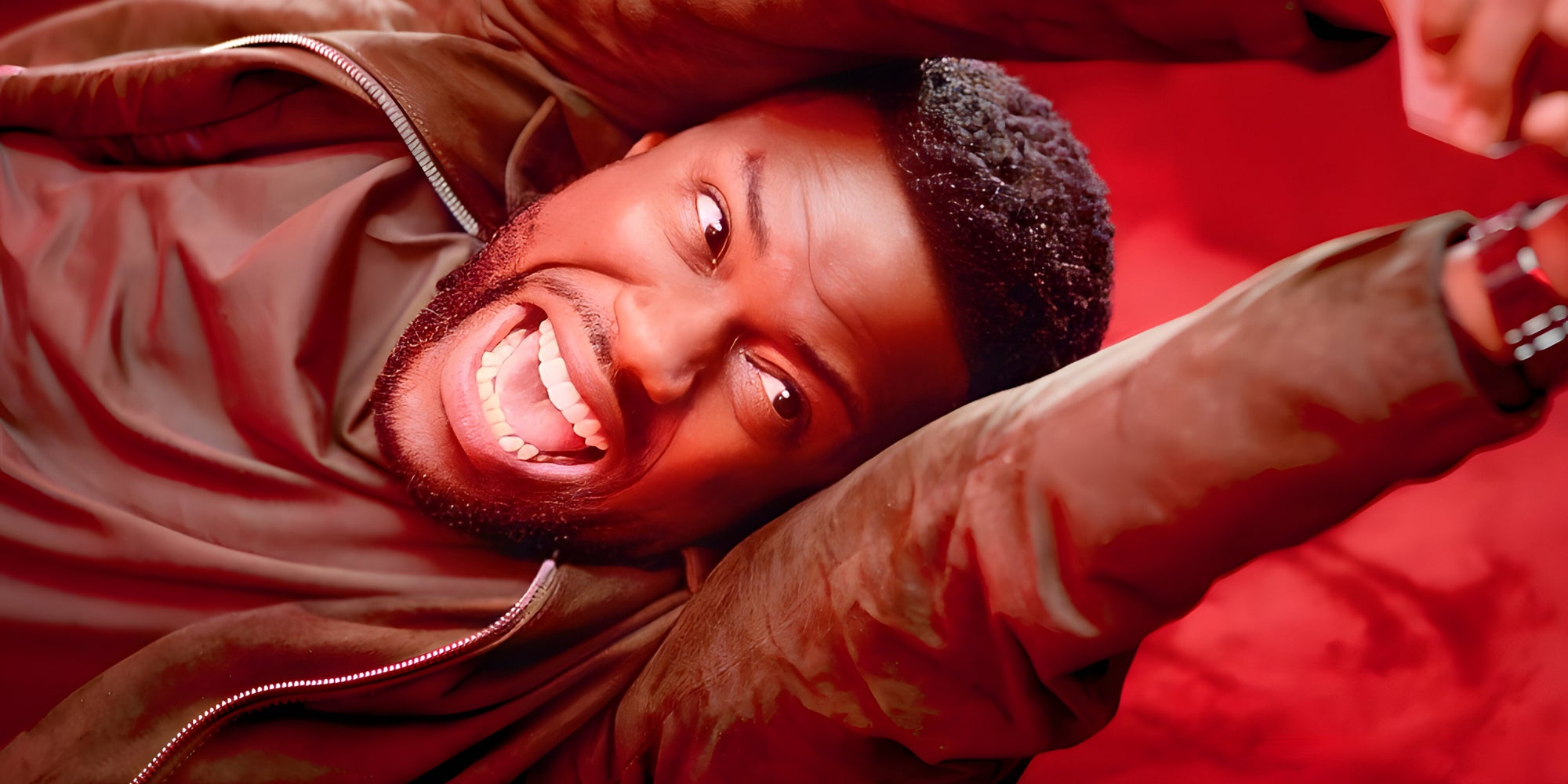 Kevin Hart paratage avec Jean Reno l'affiche du film inédit "En Plein Vol", à retrouver en janvier 2024 sur Netflix.