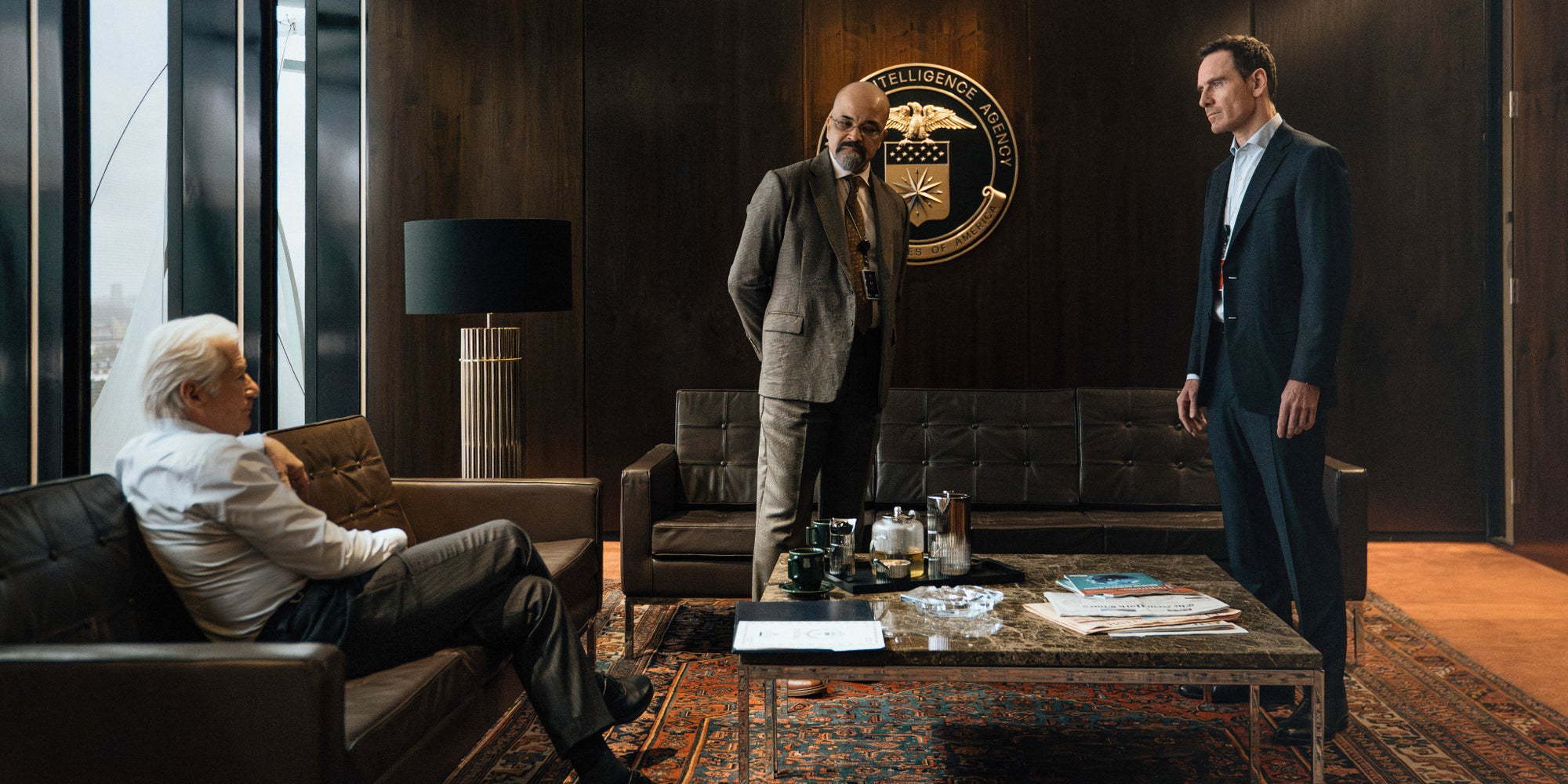 Richard Gere, Jeffrey Wright et Michael Fassebender dans la saison 2 de "The Agency".