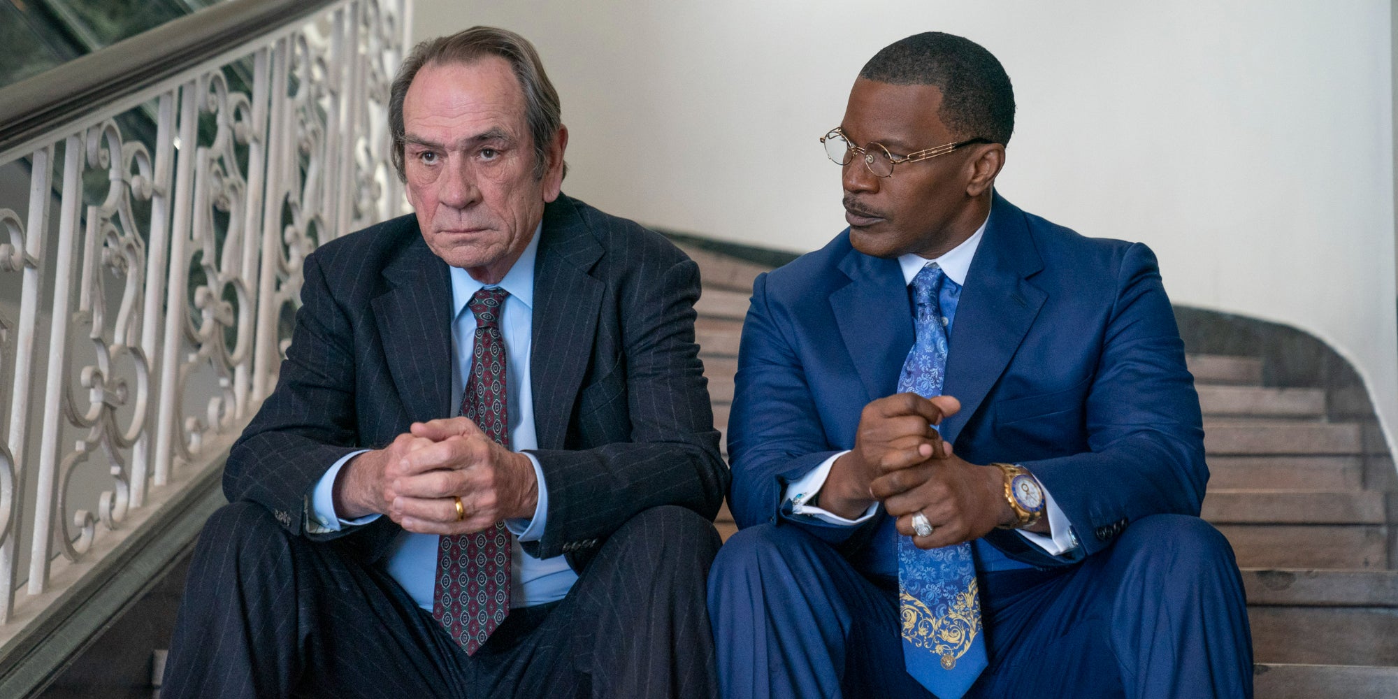 Tommy Lee Jones (Jeremiah O’Keefe) et Jamie Foxx (Willie Gary) dans le film "Death Business" sur Prime Video.

