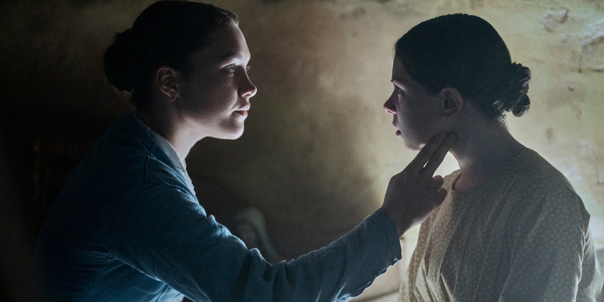 Florence Pugh interprète Elizabeth Wright, une infirmière anglaise dans l’Irlande conservatrice du 19ᵉ siècle, aux côtés de Kíla Lord Cassidy dans le rôle d'Anna O’Donnell dans "The Wonder".