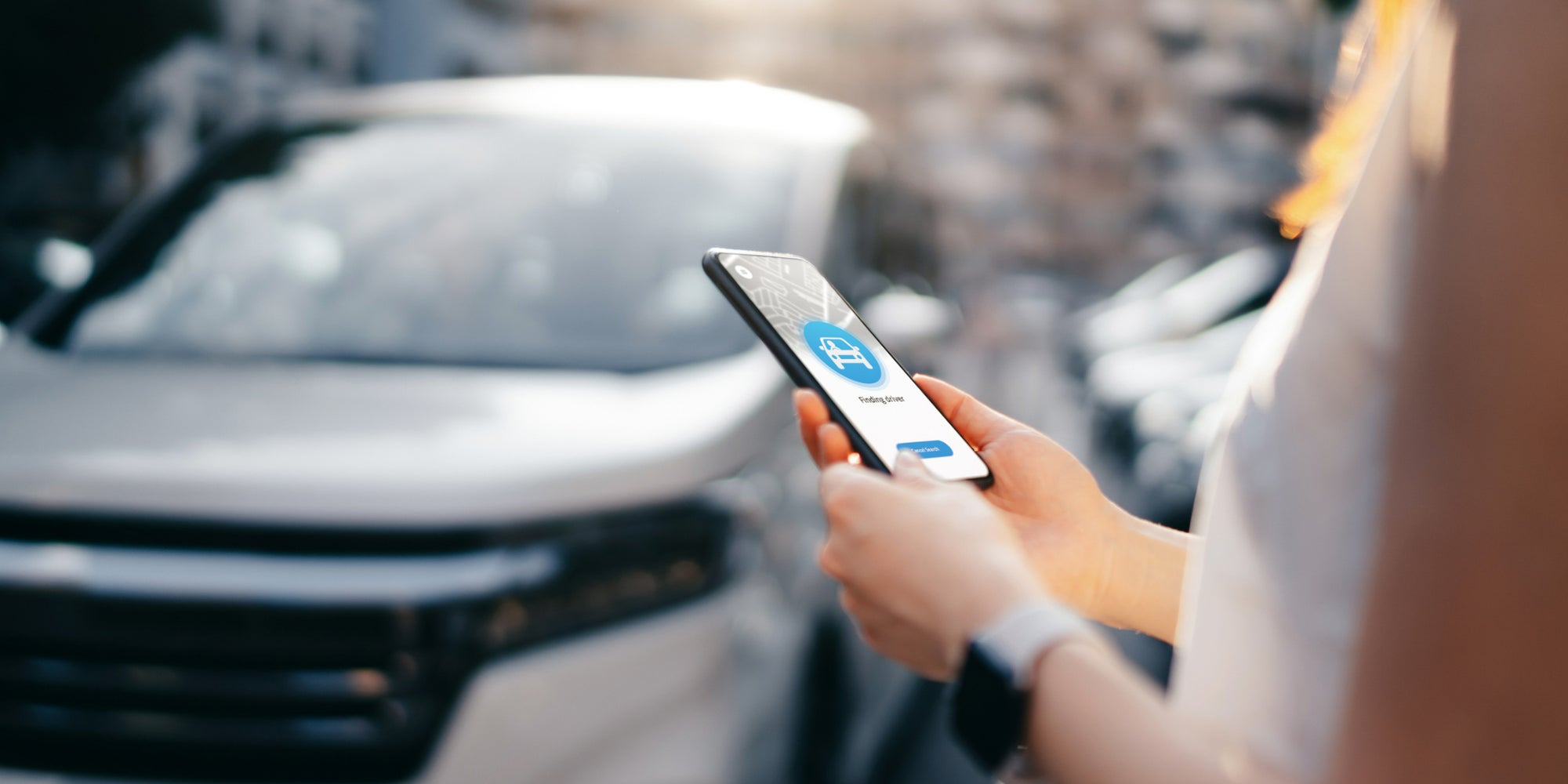 Placé dans un véhicule, un AirTag permet de le localiser facilement depuis un iPhone.