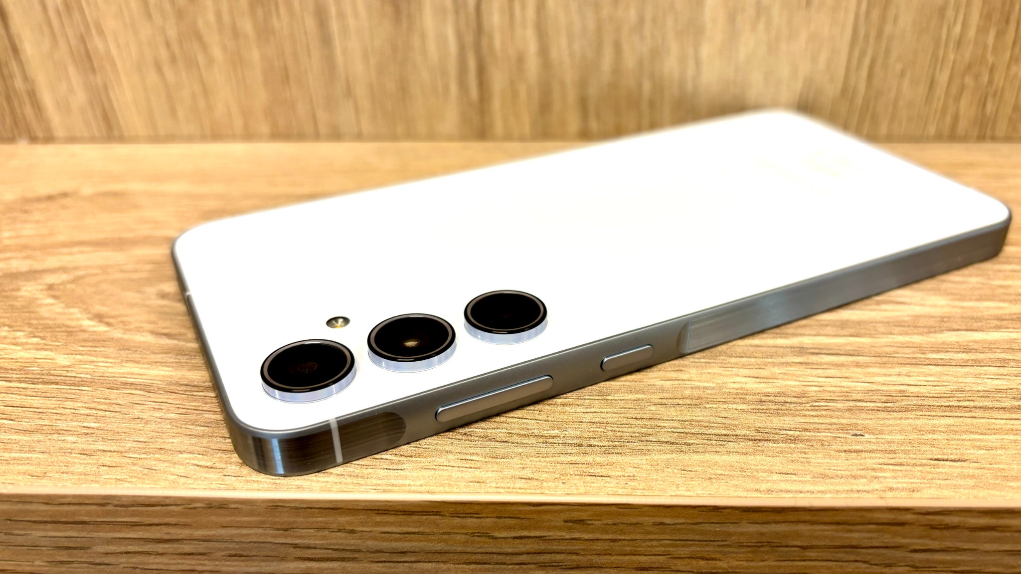 Les tranches plates du Samsung Galaxy A55 5G.