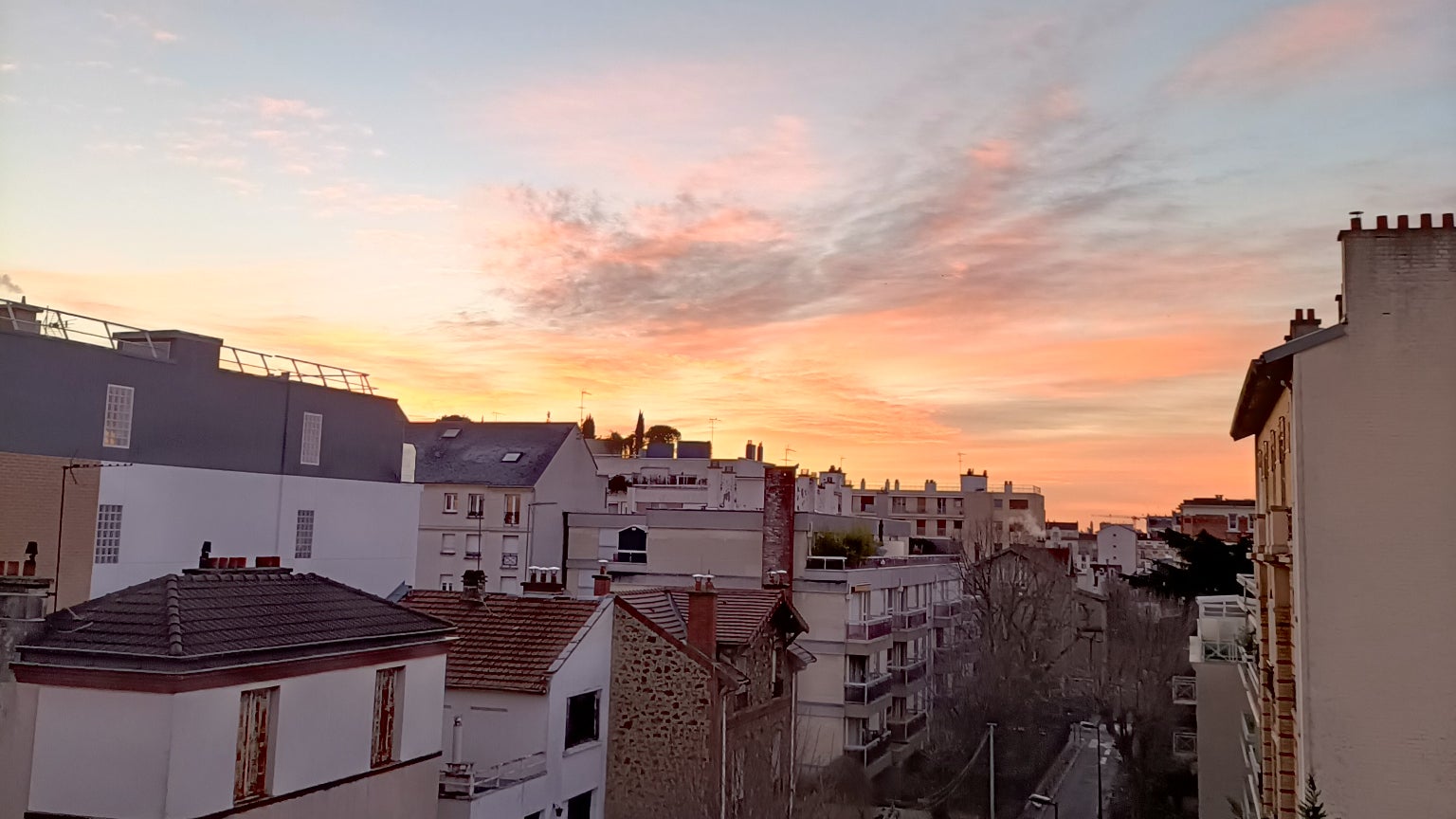 L'OPPO Reno4 Z reconnaît les levers et couchers de soleil pour s'adapter à la luminosité ambiante