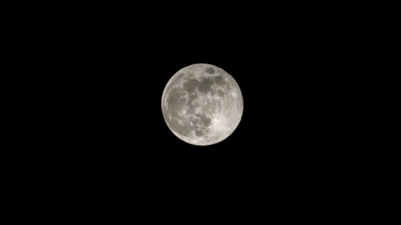 Mise au point verrouillée sur l'astre, luminosité baissée à fond, netteté mise au maximum, et tada : voici une belle photo de la Lune prise à main levée avec l'iPhone 17 Pro. 