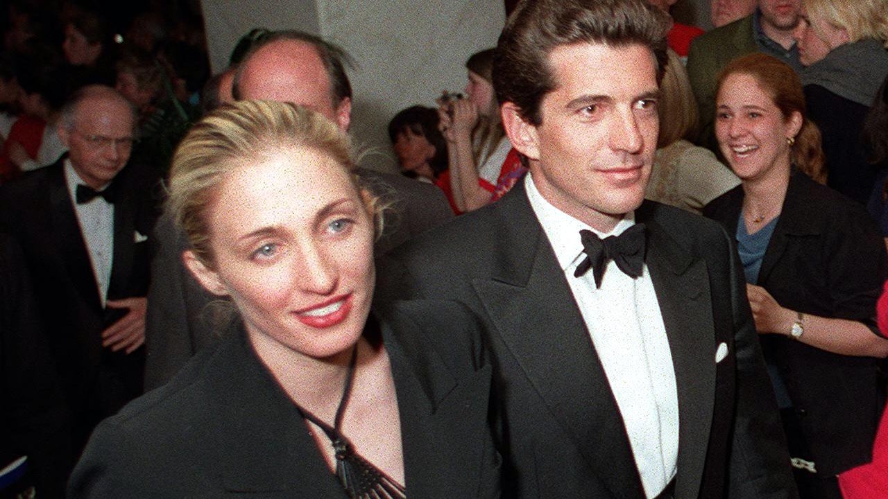 John F. Kennedy Jr. et Carolyn Bessett dans la vraie vie, lors du dîner annuel des correspondants de la Maison Blanche, à Washington DC, le 1er mai 1999. John F. Kennedy Jr. et Carolyn Bessett dans la vraie vie, lors du dîner annuel des correspondants de la Maison Blanche, à Washington DC, le 1er mai 1999.