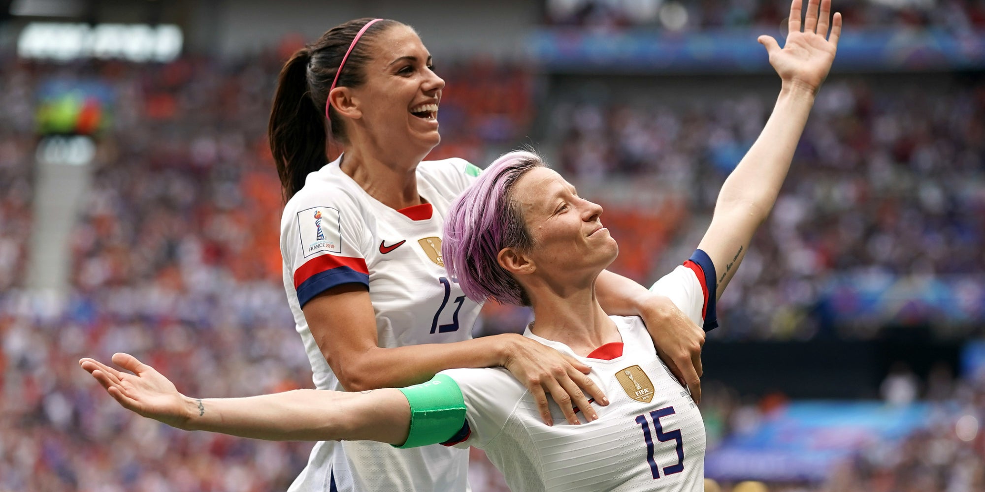Megan Rapinoe (numéro 15) célèbre le premier but de son équipe sur penalty avec Alex Morgan lors de la finale de la Coupe du Monde Féminine de la FIFA 2019 au Stade de Lyon.