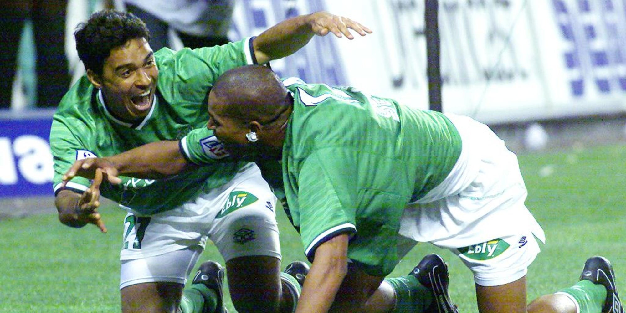 Alex et Aloíso célèbrent un but face à Marseille au stade Geoffroy-Guichard, le 4 août 2000