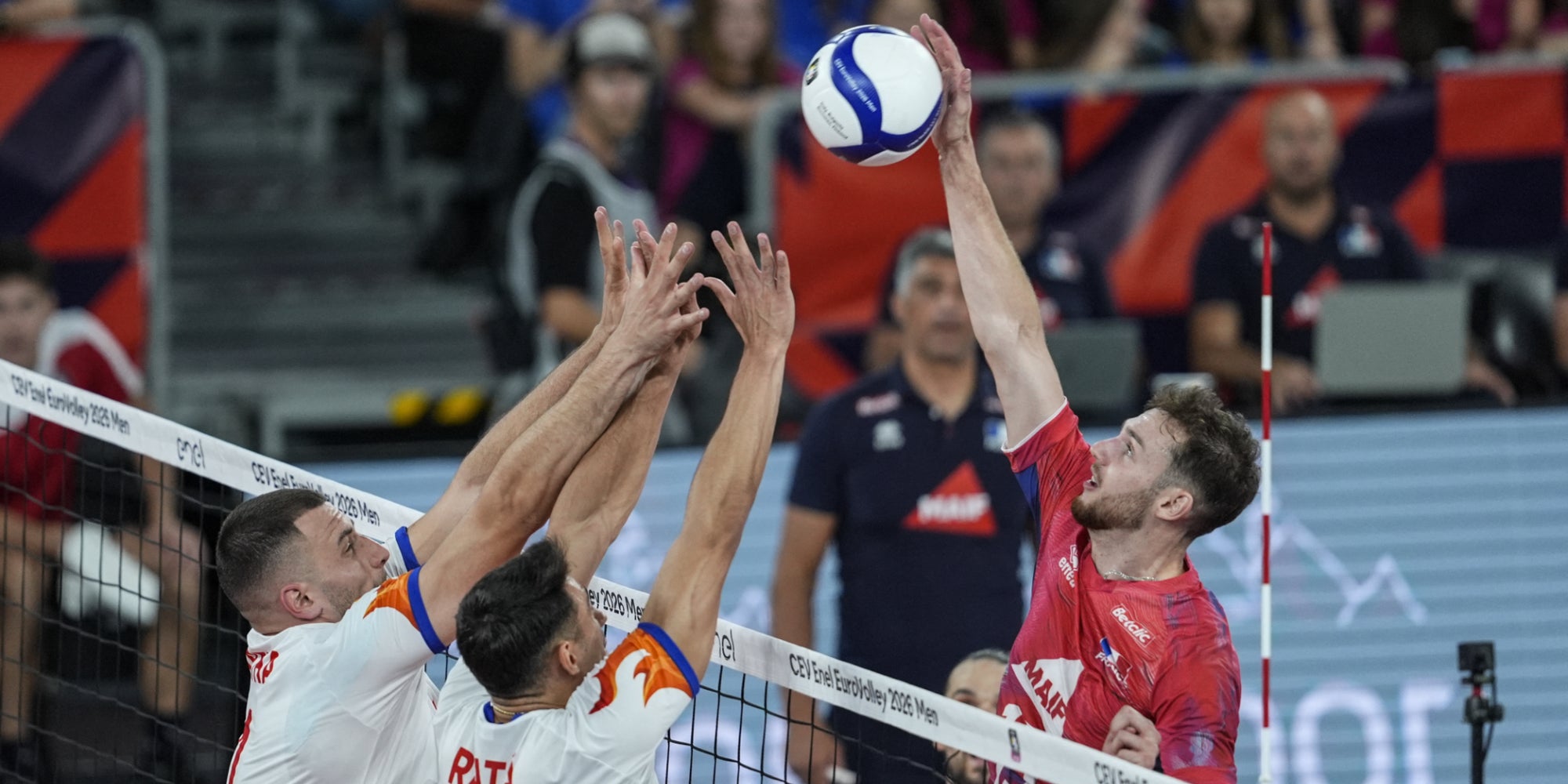 Mathis Henno à l'attaque, lors du match France-Roumanie, le 16 septembre 2026.
