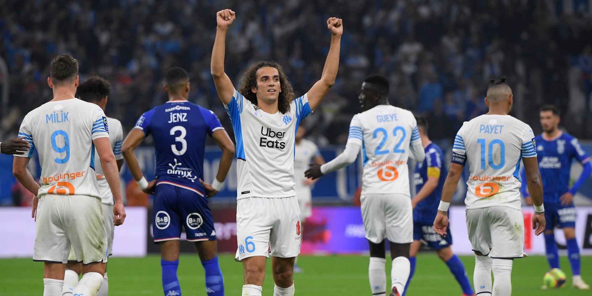 Matteo Guendouzi célèbre son but pour l'OM contre Lorient, lors d'un match de Ligue 1 au stade Vélodrome à Marseille, le 17 octobre 2021. 