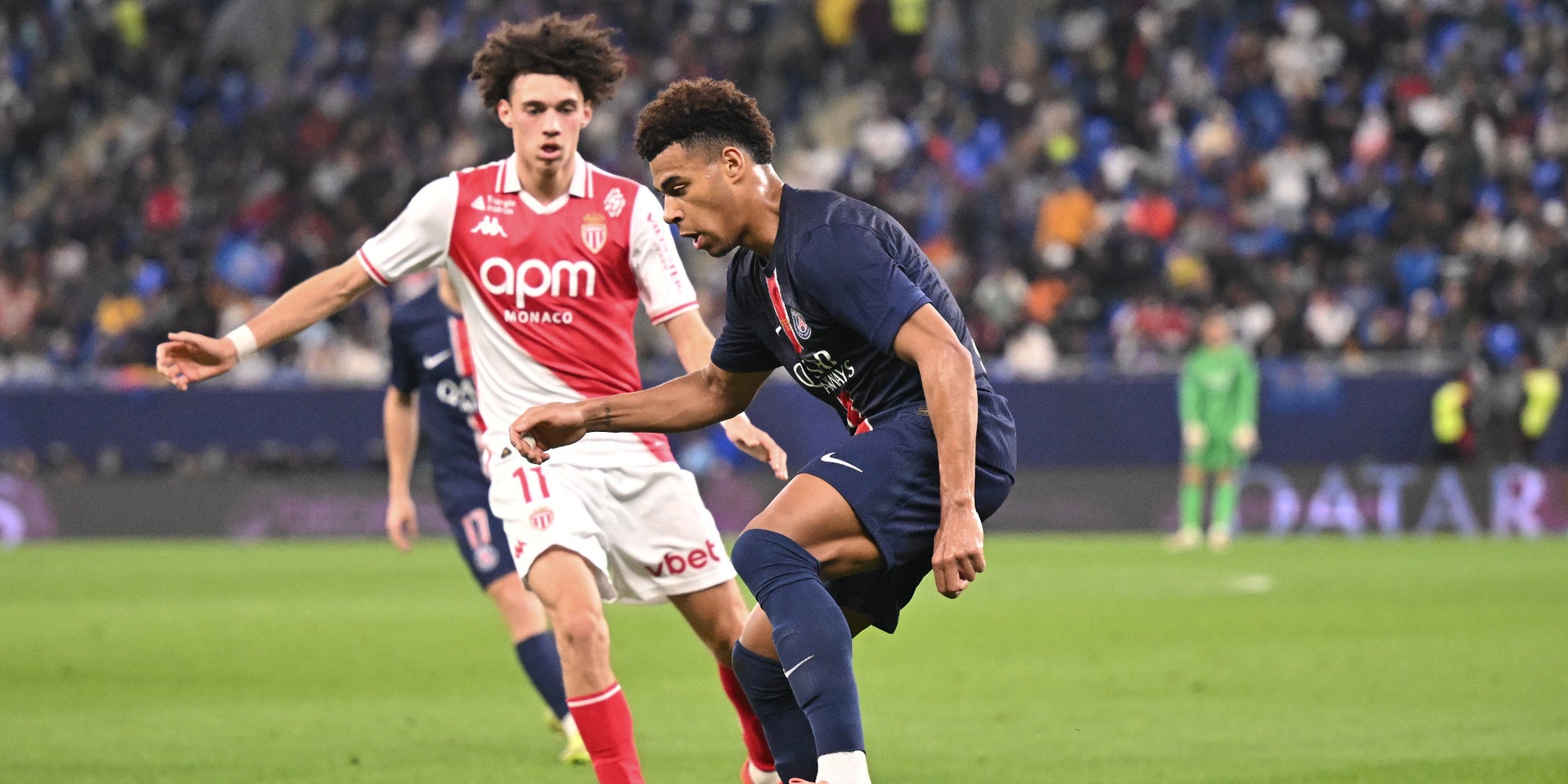 Le Parisien Désiré Doué face au Monégasque Maghnes Akliouche lors du Trophée des Champions à Doha au Qatar, le 5 janvier 2025.