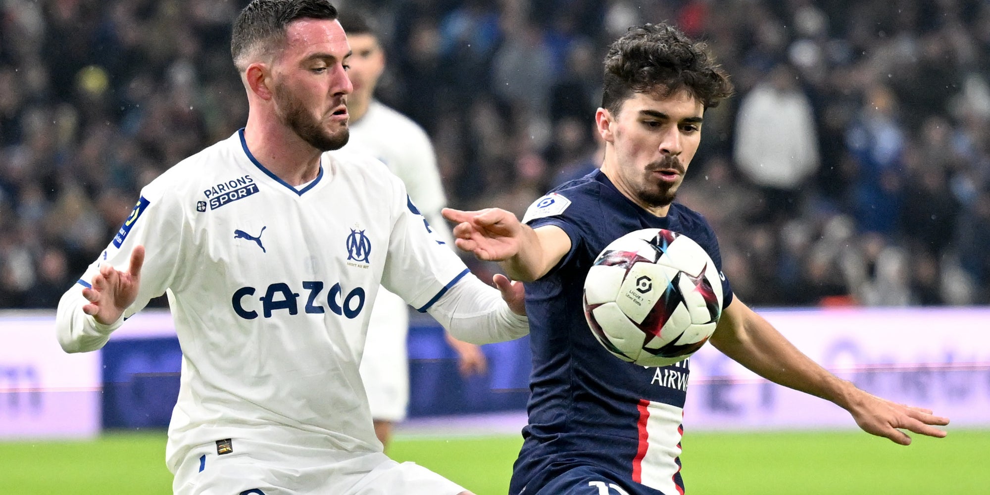 Jordan Veretout et Vitinha lors du ''Classique'' OM-PSG à l'occasion de la 25e journée de Ligue 1 2022-23, le 26 février dernier à l'Orange Vélodrome.