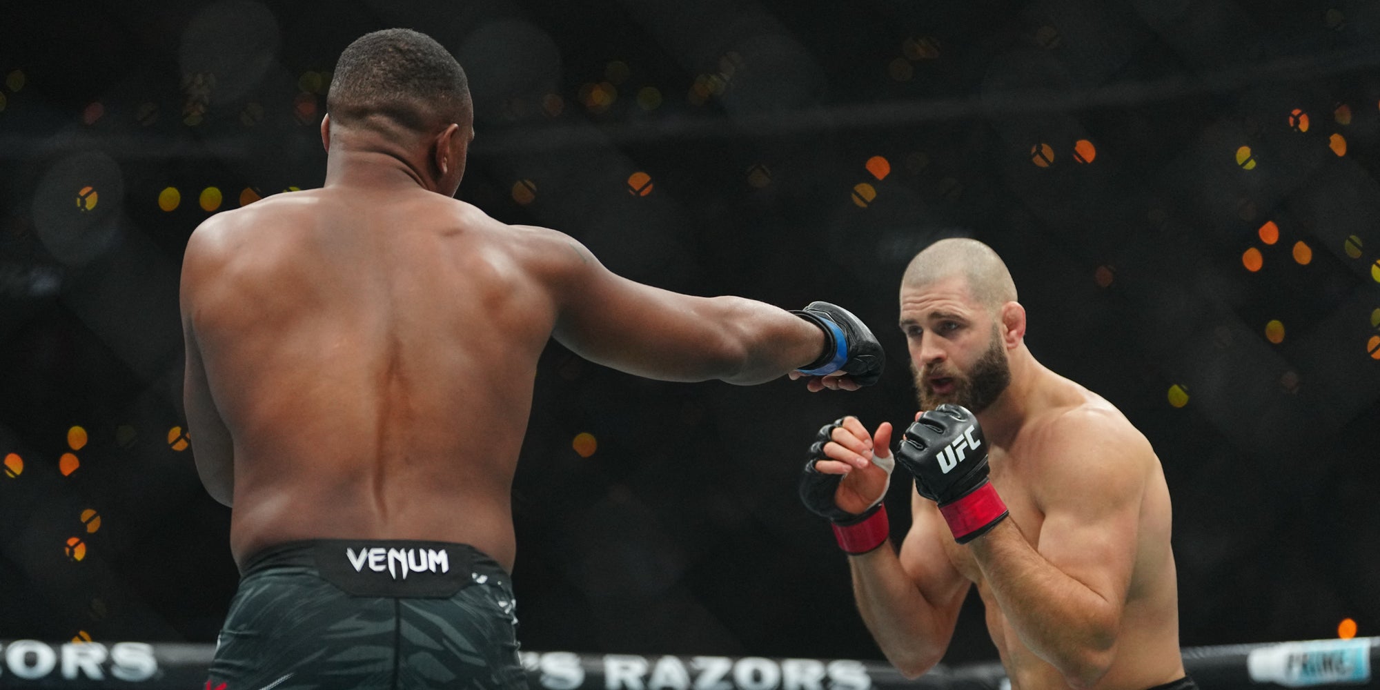 Jiri Prochazka et Jamahal Hill lors d'un combat de l'UFC 311, le 18 janvier 2025 à Los Angeles, en Californie, aux États-Unis.