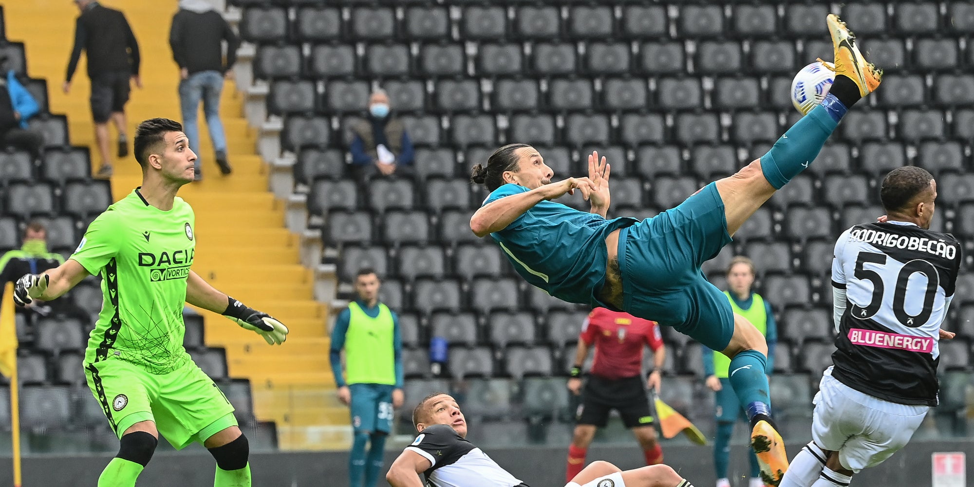 Zlatan marque lors du match de Serie A du Milan AC à Udinese, le 1er novembre 2020