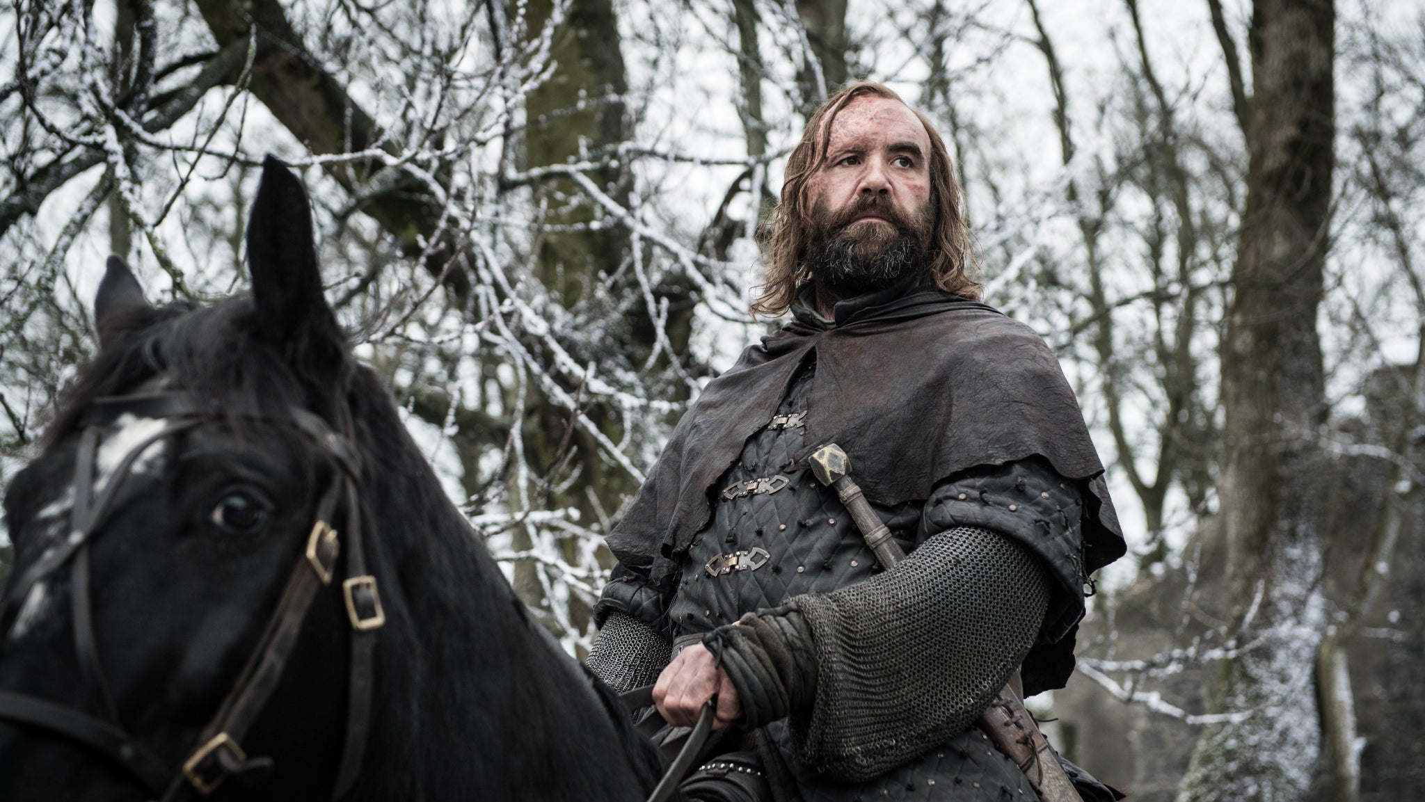 Sandor Clegane, dit “Le Limier”, bien vivant et de retour à Winterfell pour narguer Arya Stark. Sandor Clegane, dit “Le Limier”, bien vivant et de retour à Winterfell pour narguer Arya Stark.