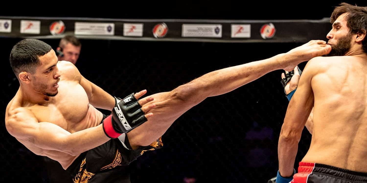 Le Français Ylies Djiroun lors de son combat face à Abdul Rakhman Makhazhiev lors du Brave CF 48, le 18 mars 2021 au Arad Fort (Bahrein).