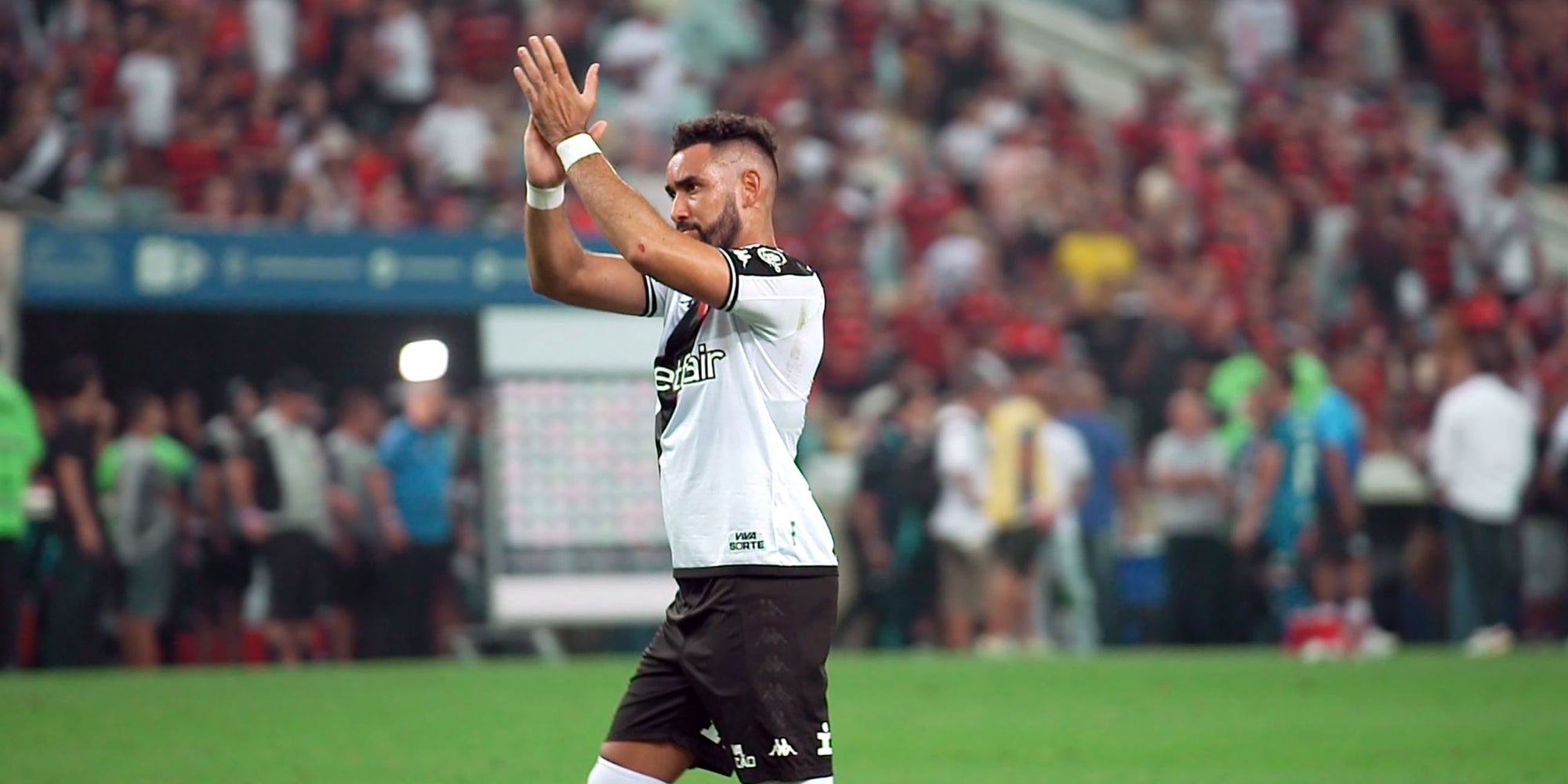 Le documentaire Canal+ "O Carioca" s'intéresse à la vie de Dimitri Payet, parti jouer à Rio de Janeiro au Brésil.