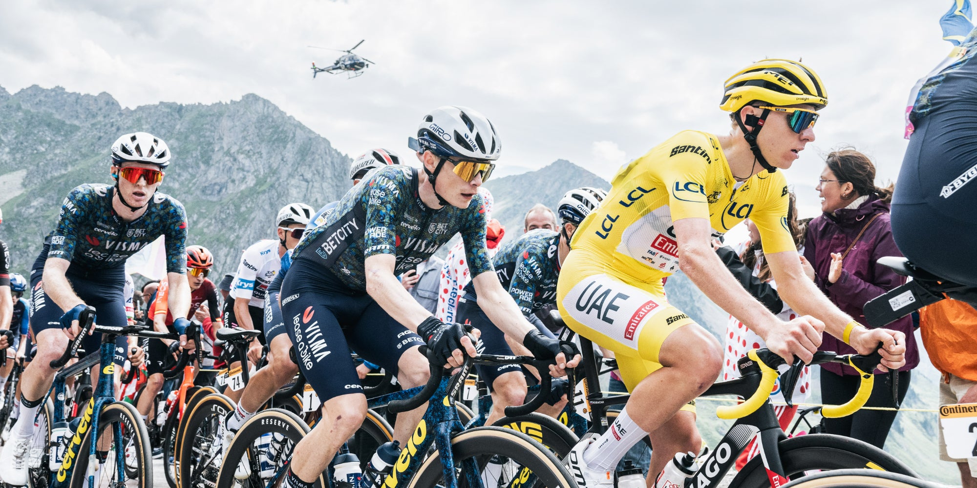 Jonas Vingegaard (Team Visma-Lease a Bike) et Tadej Pogačar (UAE Team Emirates) dominent l'ascension du Col du Tourmalet lors de l'étape 14 du Tour de France 2024.
