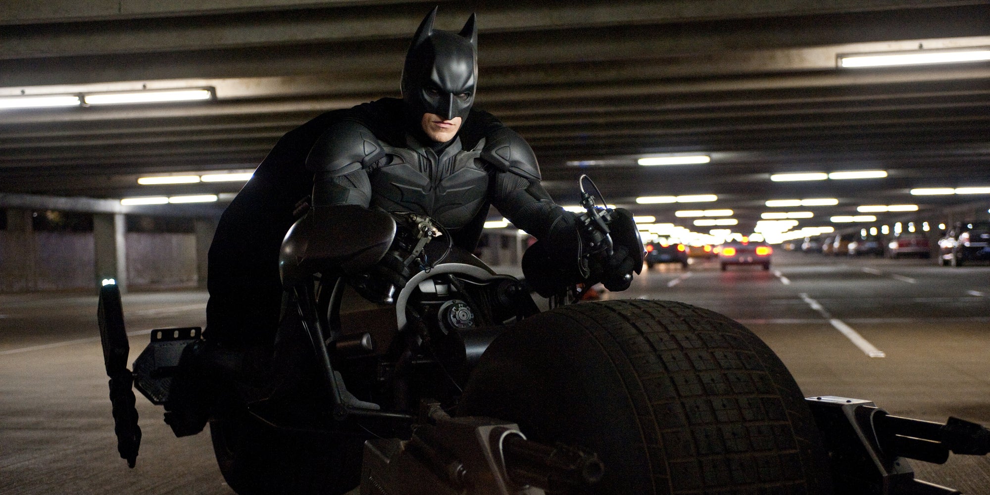 Batman soit se faire mal au dos quand il fait de la moto dans la trilogie The Dark Knight de Nolan