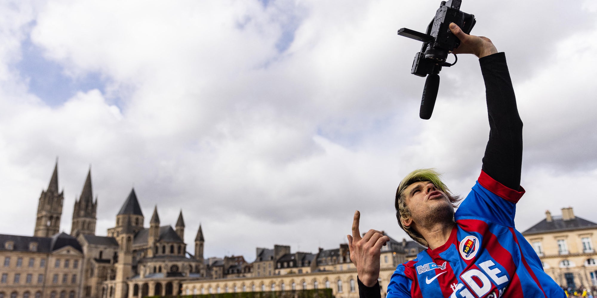 Orelsan se filme pendant son concert au carnaval étudiant de Caen, le 7 avril 2022