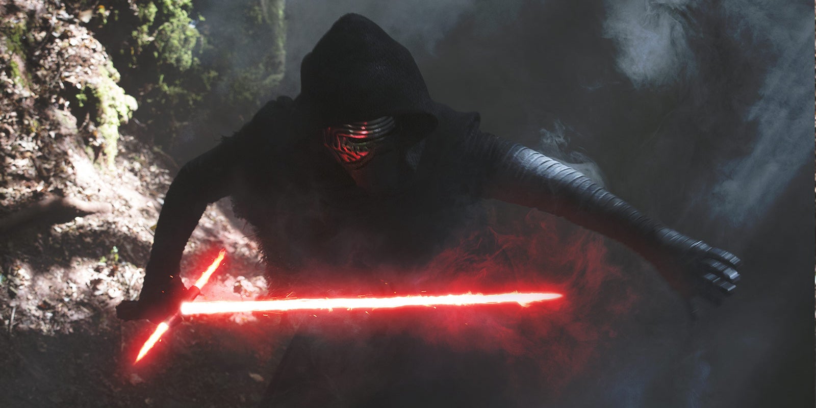 Kylo Ren et son sabre laser dans Star Wars : Le réveil de la Force, sorti en 2015