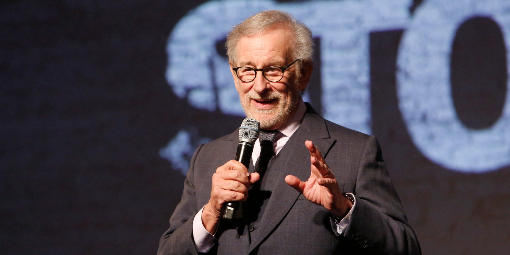 Le réalisateur Steven Spielberg sur la scène du El Capitan Theatre à Hollywood, en Californie, pour l'avant-première de West Side Story, le 7 décembre 2021.