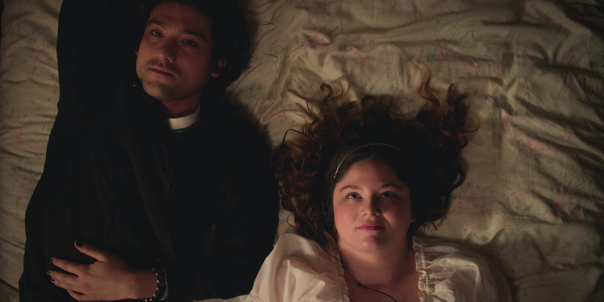 William Sharpe et Meg Stalter incarnent Felix et Jessica dans la rom-com "Too Much" sur Netflix.