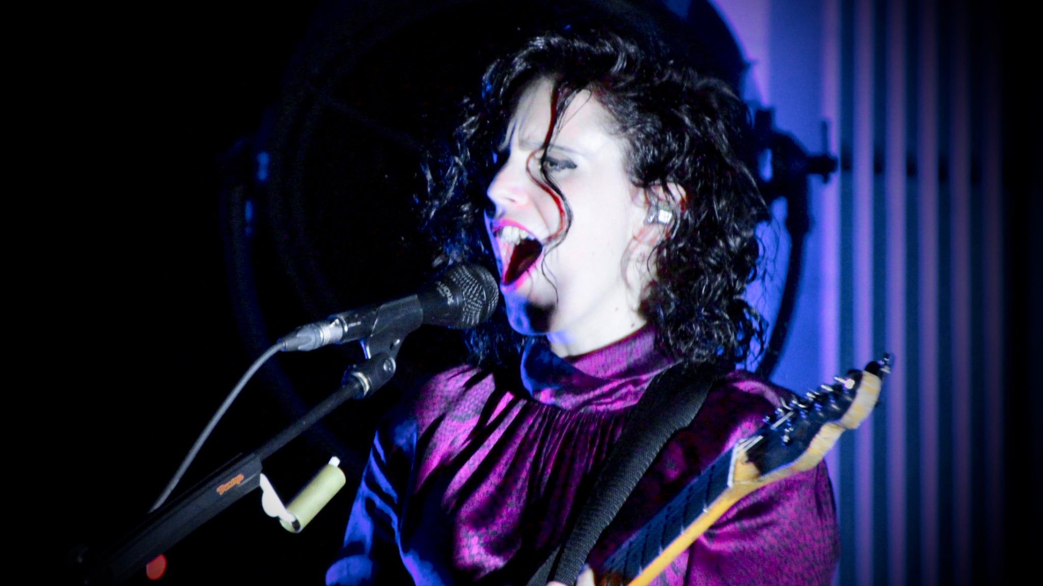 Anna Calvi a démontré ses prouesses vocales, comme quelques solos de guitare, aux privilégiés du Salon.