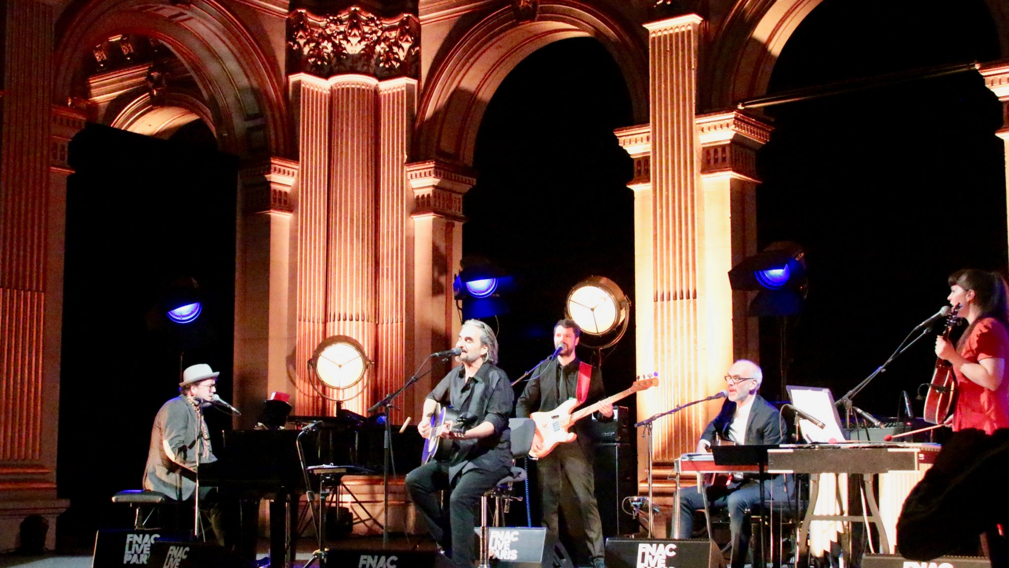 Stephan Eicher a subjugué un public VIP, sur la scène du Salon située à l'intérieur du faste Hôtel de Ville de Paris.