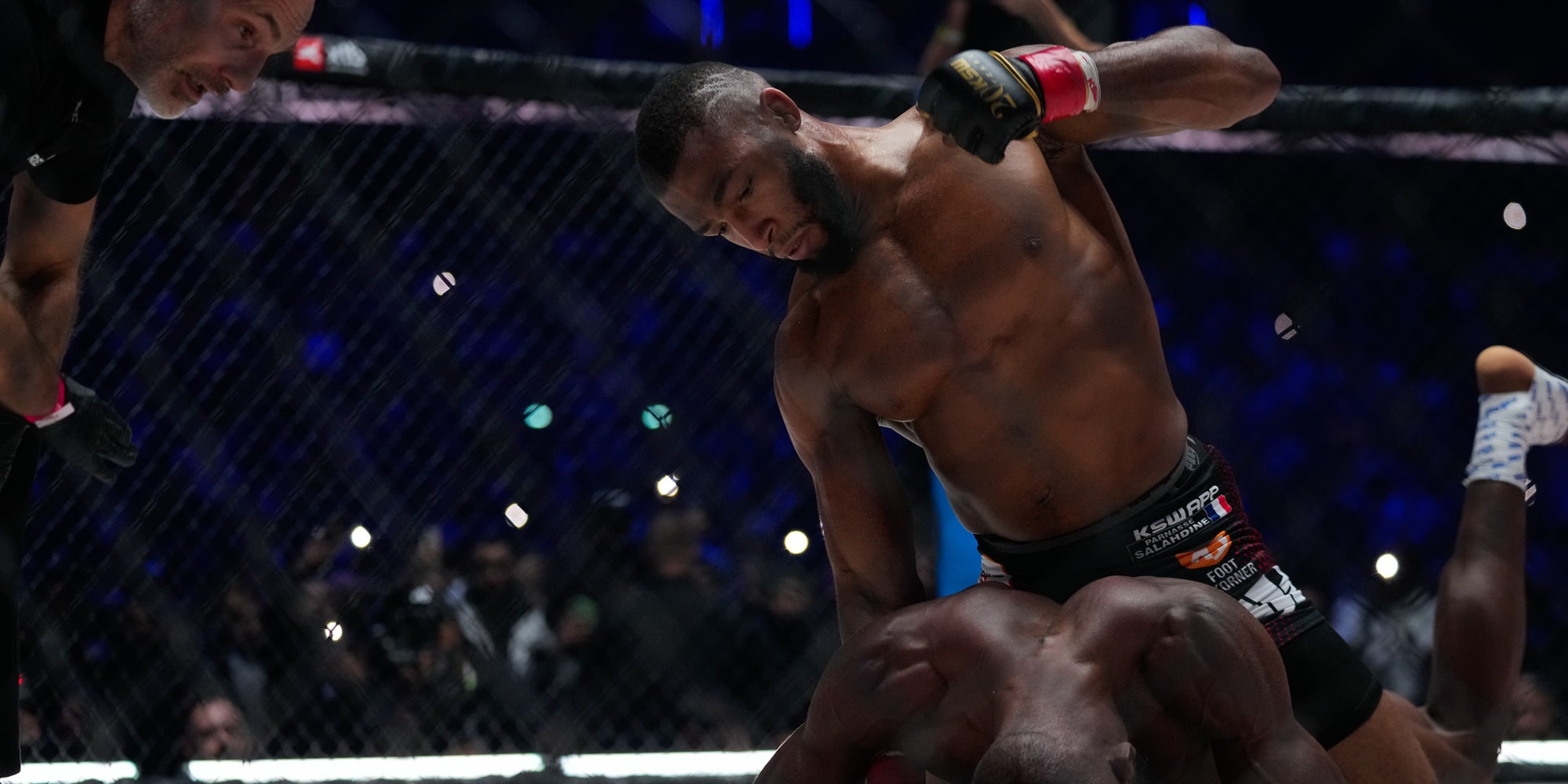 Salahdine Parnasse et Wilson Varela lors du XTB KSW 101 à La Défense, le 20 décembre 2024.
