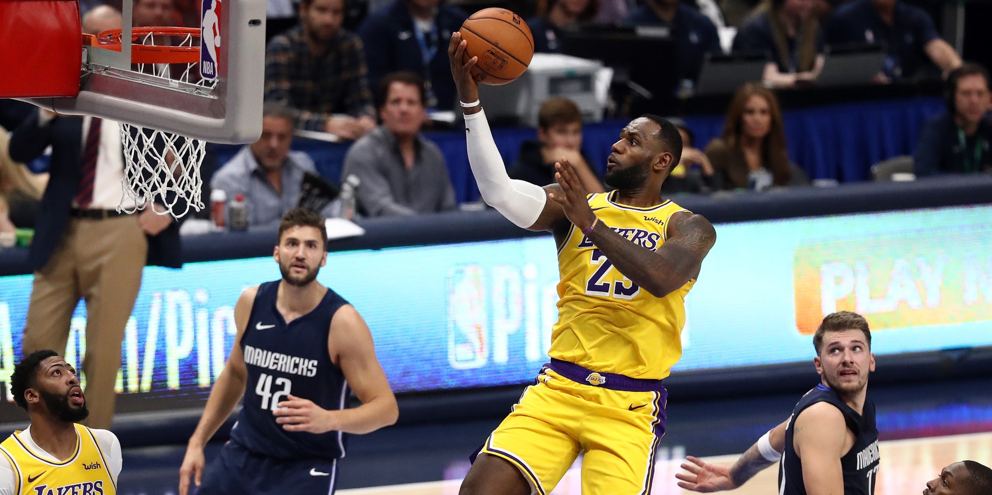 LeBron James lors d'une rencontre des Lakers face aux Dallas Mavericks, à l'American Airlines Center à Dallas, Texas, le 1er novembre 2019.