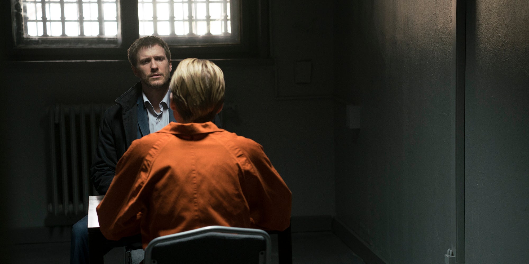 Nick Durand (Patrick Heusinger) interrogeant le tueur en série Conrad Harlow (Richard Brake) dans la série Absentia.