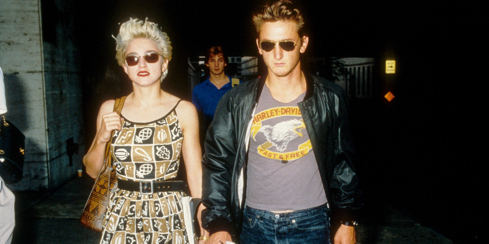 Le couple d'acteurs Madonna et Sean Penn alors qu'ils quittent les répétitions de leur pièce "Goose and Tom Tom", en août 1986 à New York.