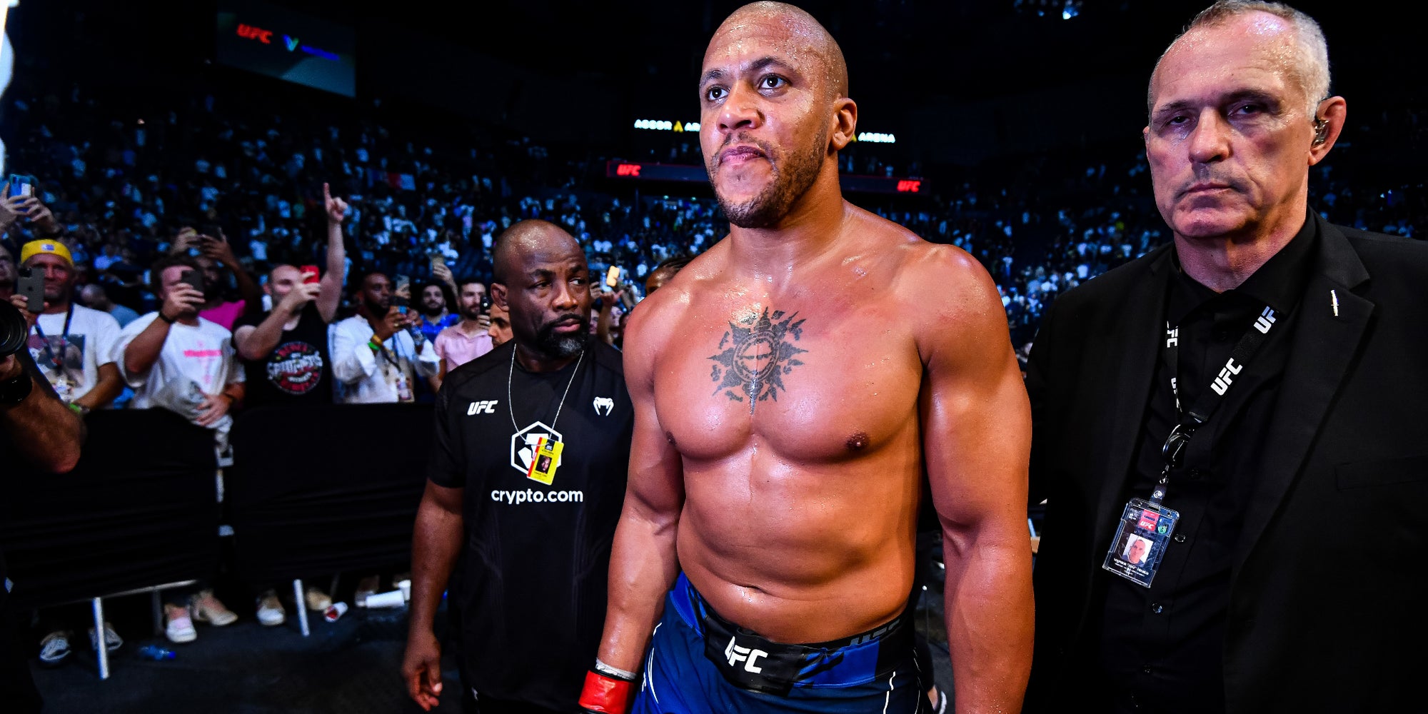 Ciryl Gane après sa victoire par KO contre Tai Tuivasa lors de l'UFC Fight Night Paris, le 3 septembre 2022 à l'Accor Arena.