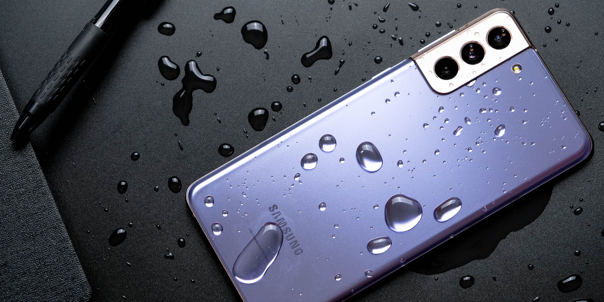 Le Galaxy S21 de Samsung résiste aux éclaboussures, et pas que...