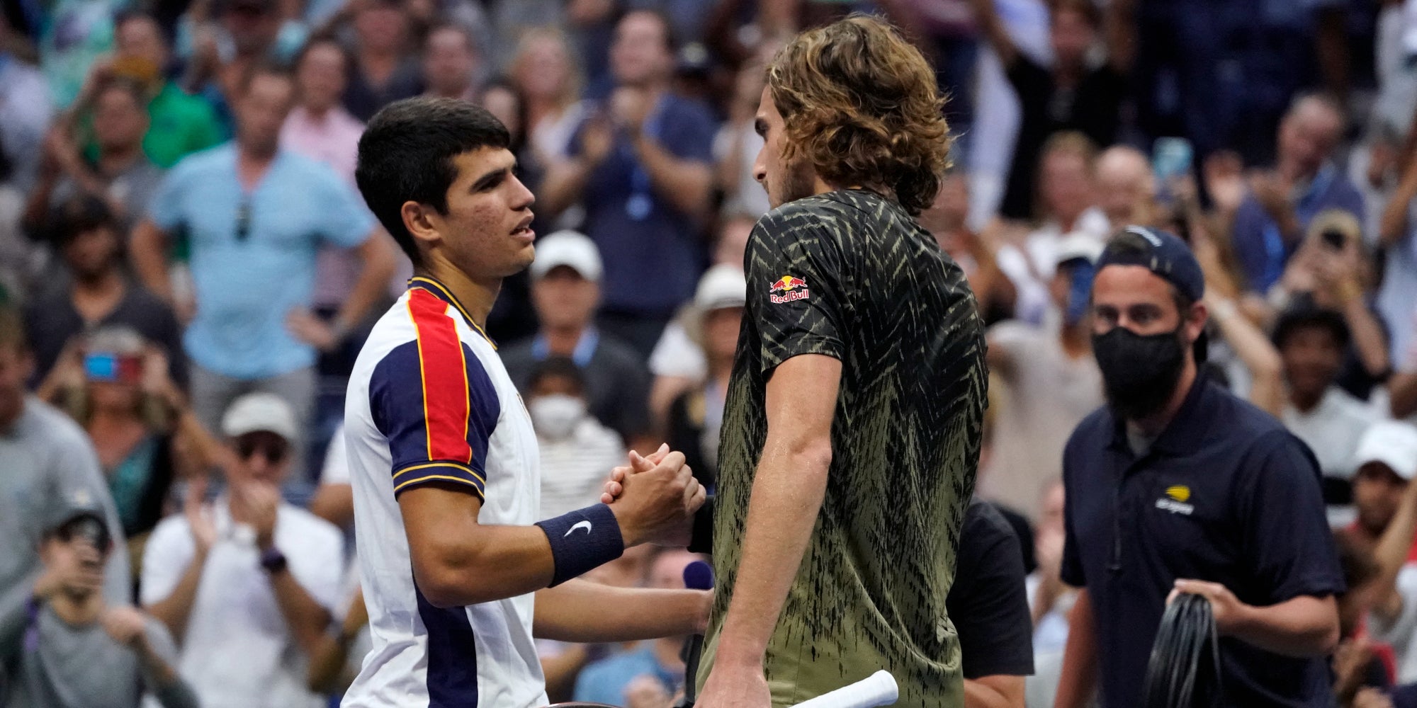 Carlos Alcaraz et Stefanos Tsitsipás à l'issue de leur rencontre à l'US Open, à New York, le 3 septembre 2021.