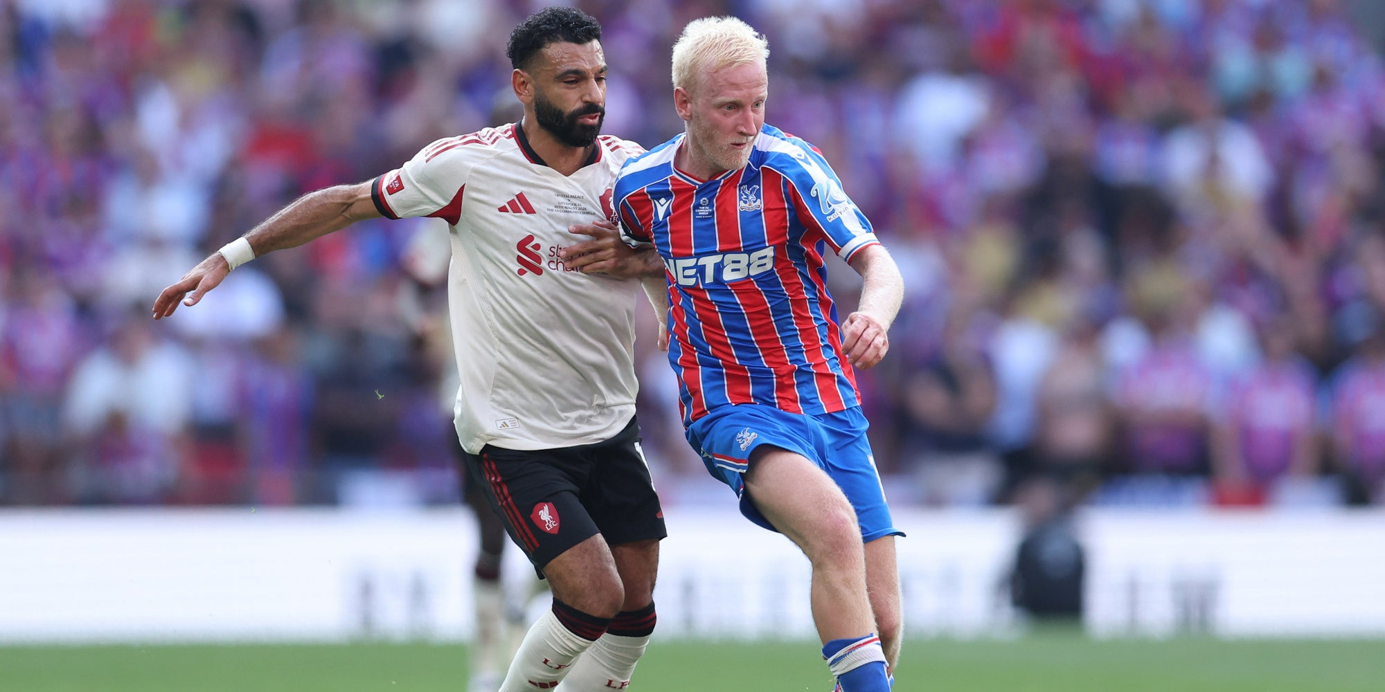 Mohamed Salah et Will Hughes lors du Community Shield entre Crystal Palace et Liverpool, le 10 août au Stade de Wembley (Londres). 