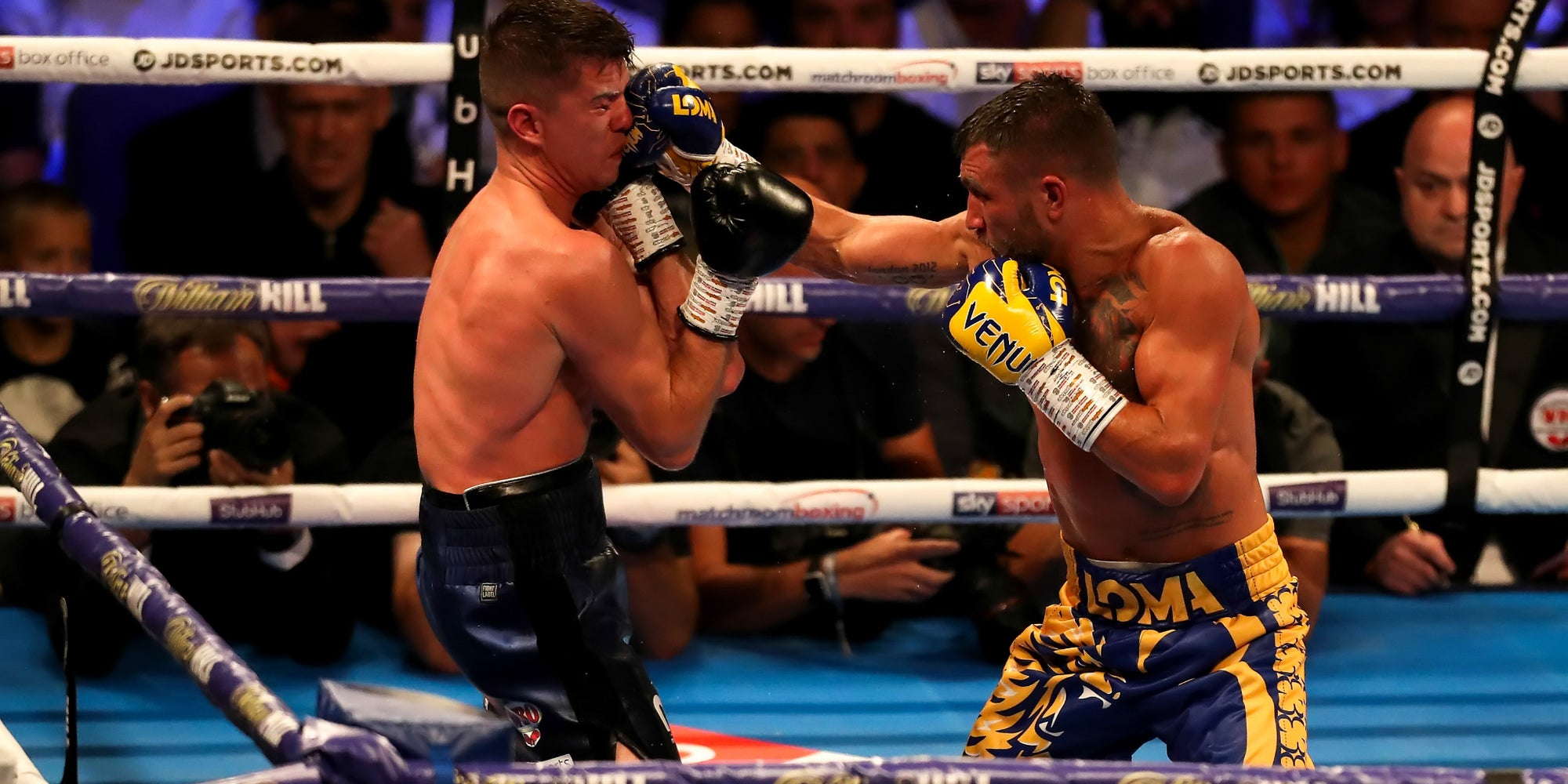 Vasiliy Lomachenko (gants jaunes et violets) lors de son combat face à Luke Campbell, le 31 août 2019 à l'O2 Arena de Londres.