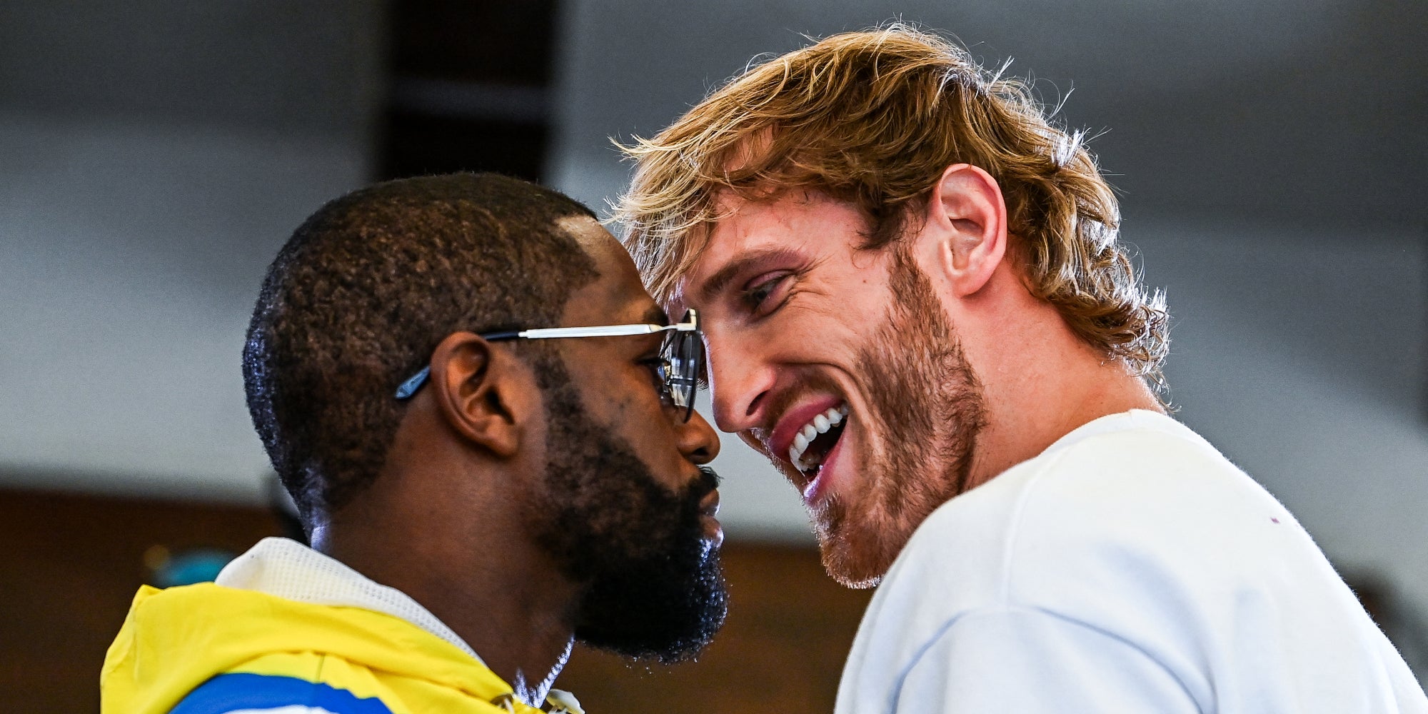 Floyd Mayweather face à Logan Paul lors de la conférence de presse du 3 juin 2021, à Miami