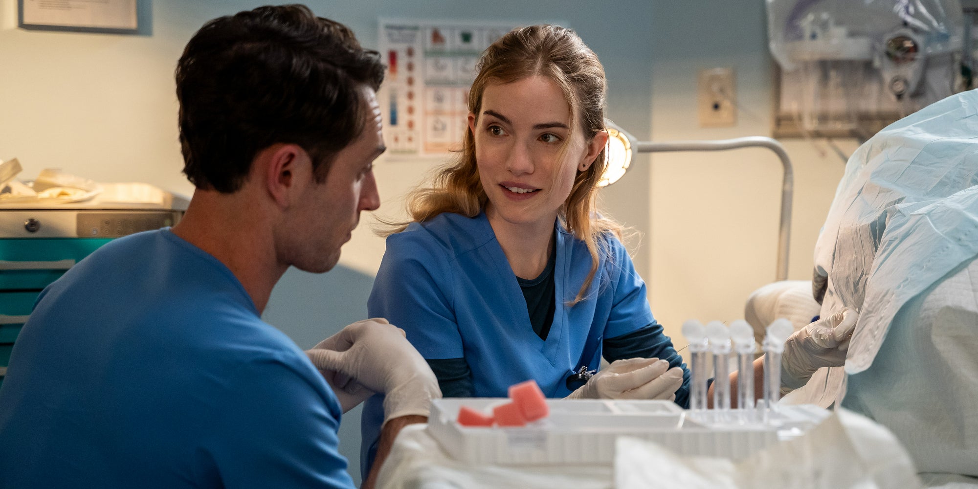 Colin Woodell (Xander Phillips) et Willa Fitzgerald (Danny Simms) dans l'épisode 4 de la série médicale "Pulse" sur Netflix.