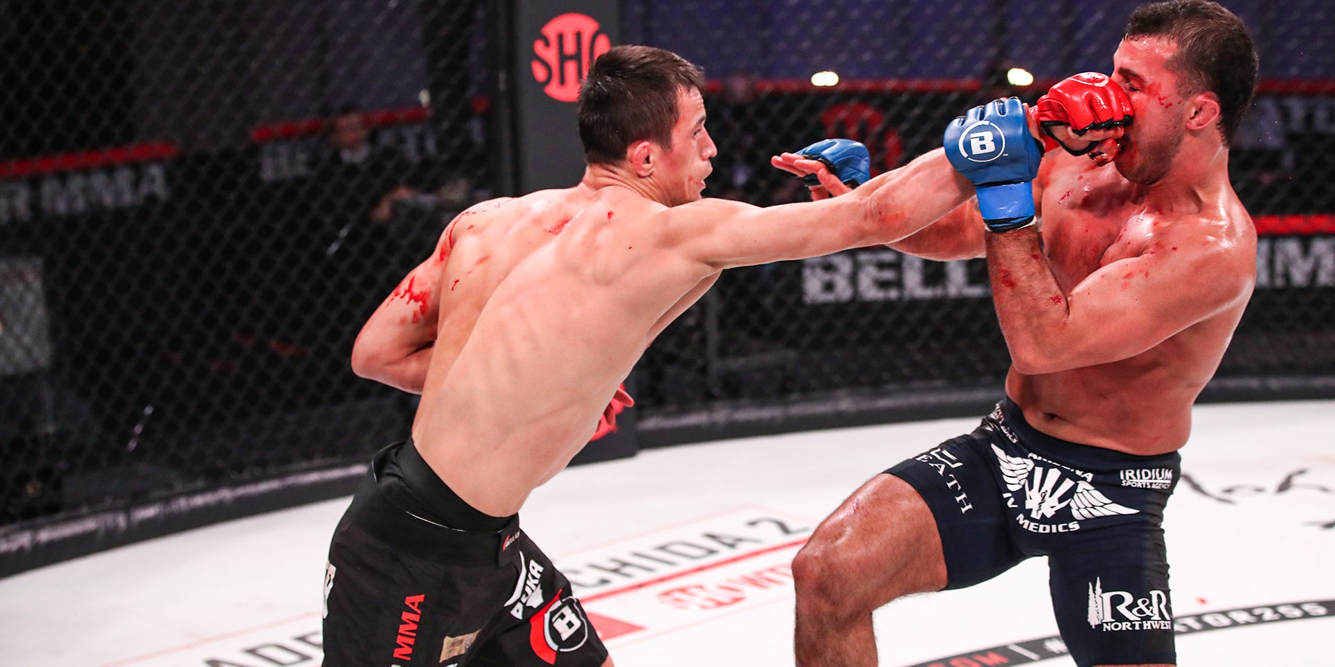 Usman Nurmagomedov face à Mike Hamel lors du Bellator 255, le 2 avril 2021 à Uncasville, Connecticut. 