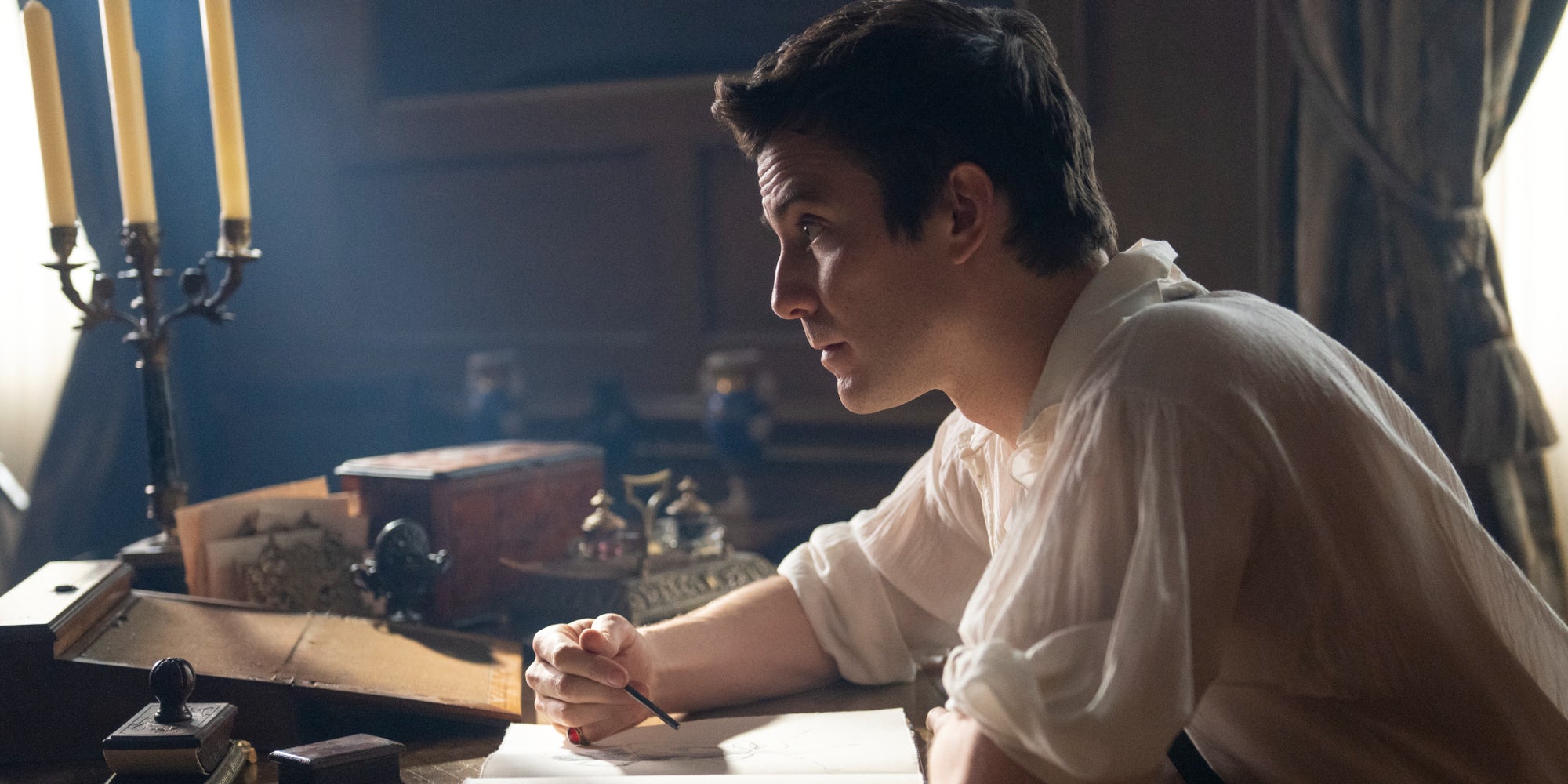 Luke Thompson (Benedict Bridgerton) dans le second épisode de la saison 4 de La Chronique des Bridgerton.