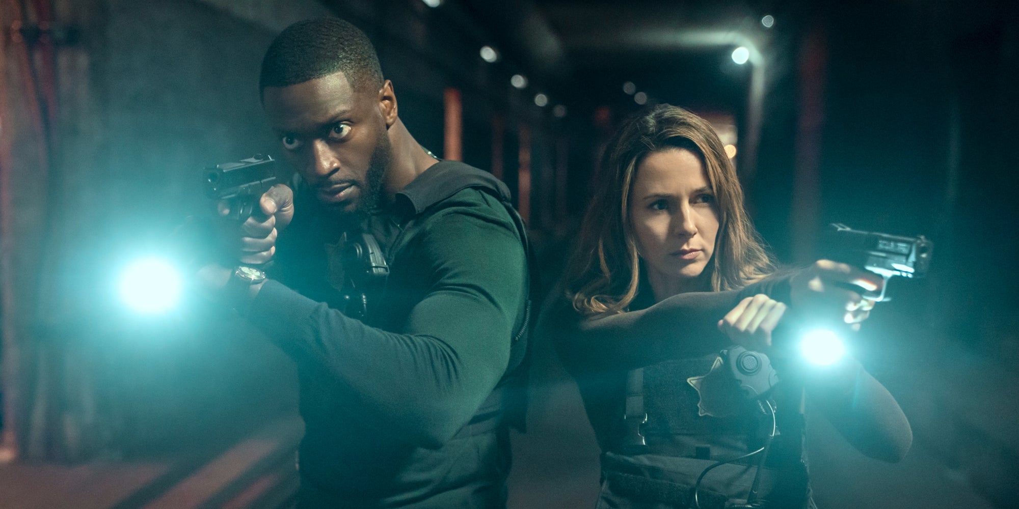 Aldis Hodge et Kayla Craig dans la saison 2 de ''Cross''.