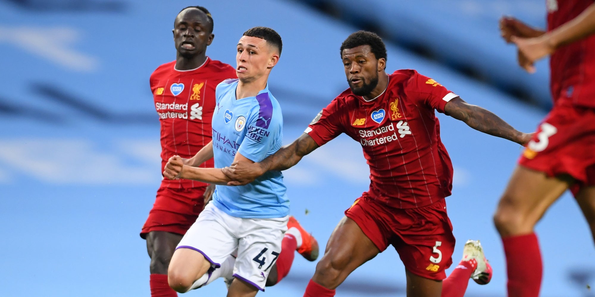 Foden, Mané et Winaldjum à la lutte lors de Manchester City-Liverpool, le 2 juillet 2020 à l'Etihad Stadium, Manchester